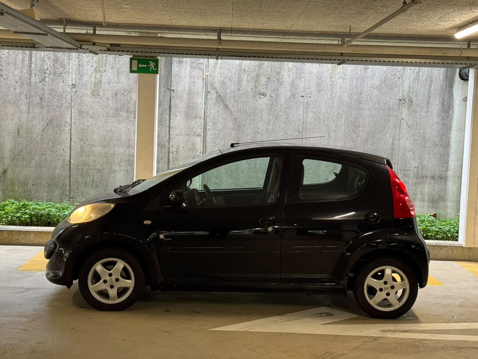 PEUGEOT 107 1.0 Black&Silver Edition-image-2