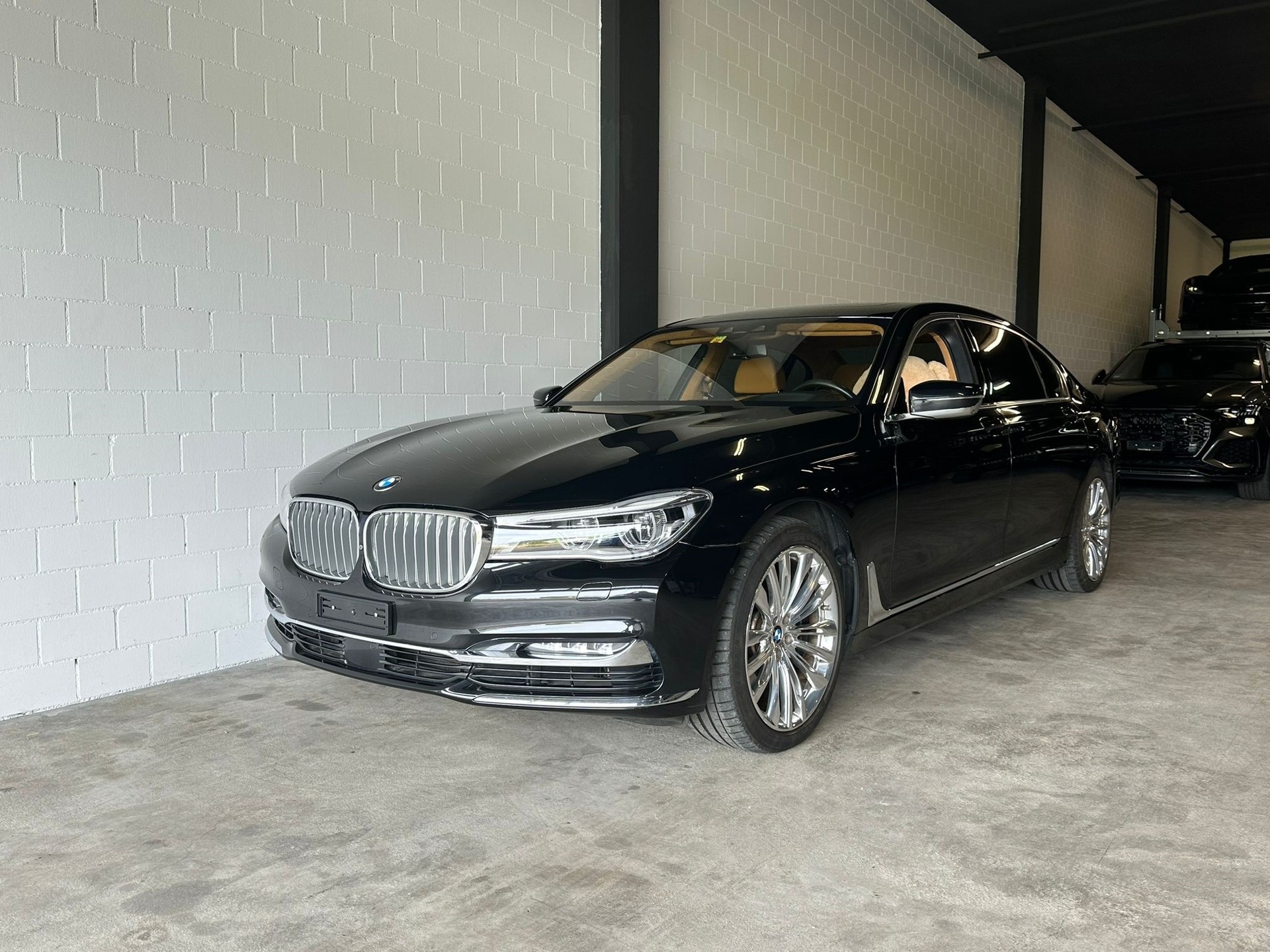 BMW M760Li xDrive Steptronic mit V12 Excellence Paket-showroom-element-1