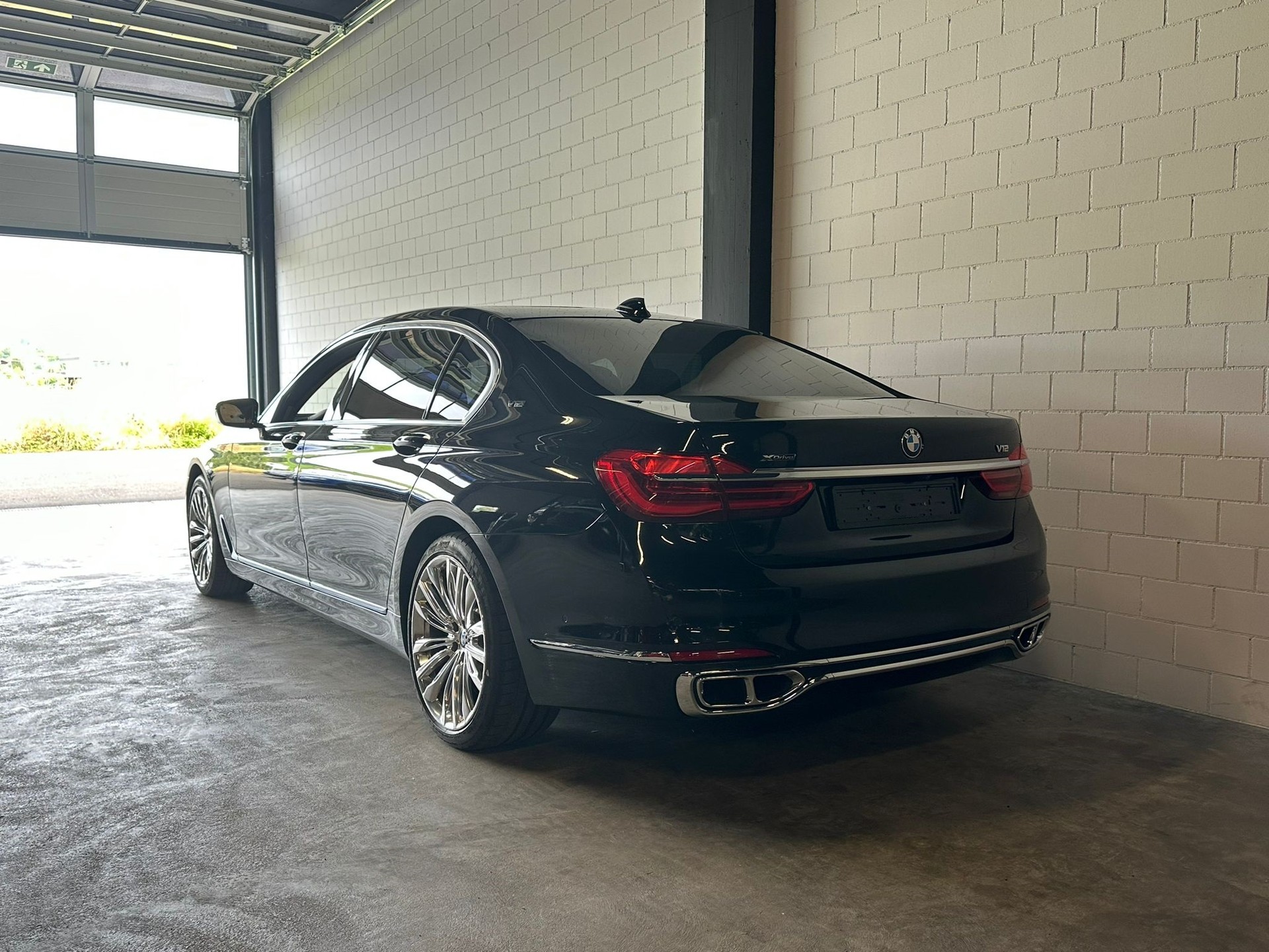 BMW M760Li xDrive Steptronic mit V12 Excellence Paket-showroom-element-3