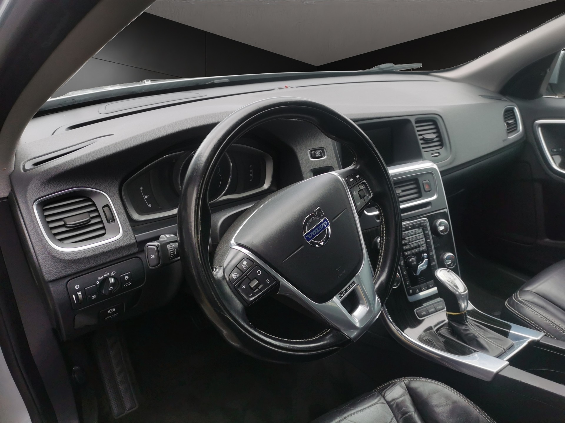 VOLVO V60 D6 AWD Plug-in Hybrid Summum Geartronic-image-7