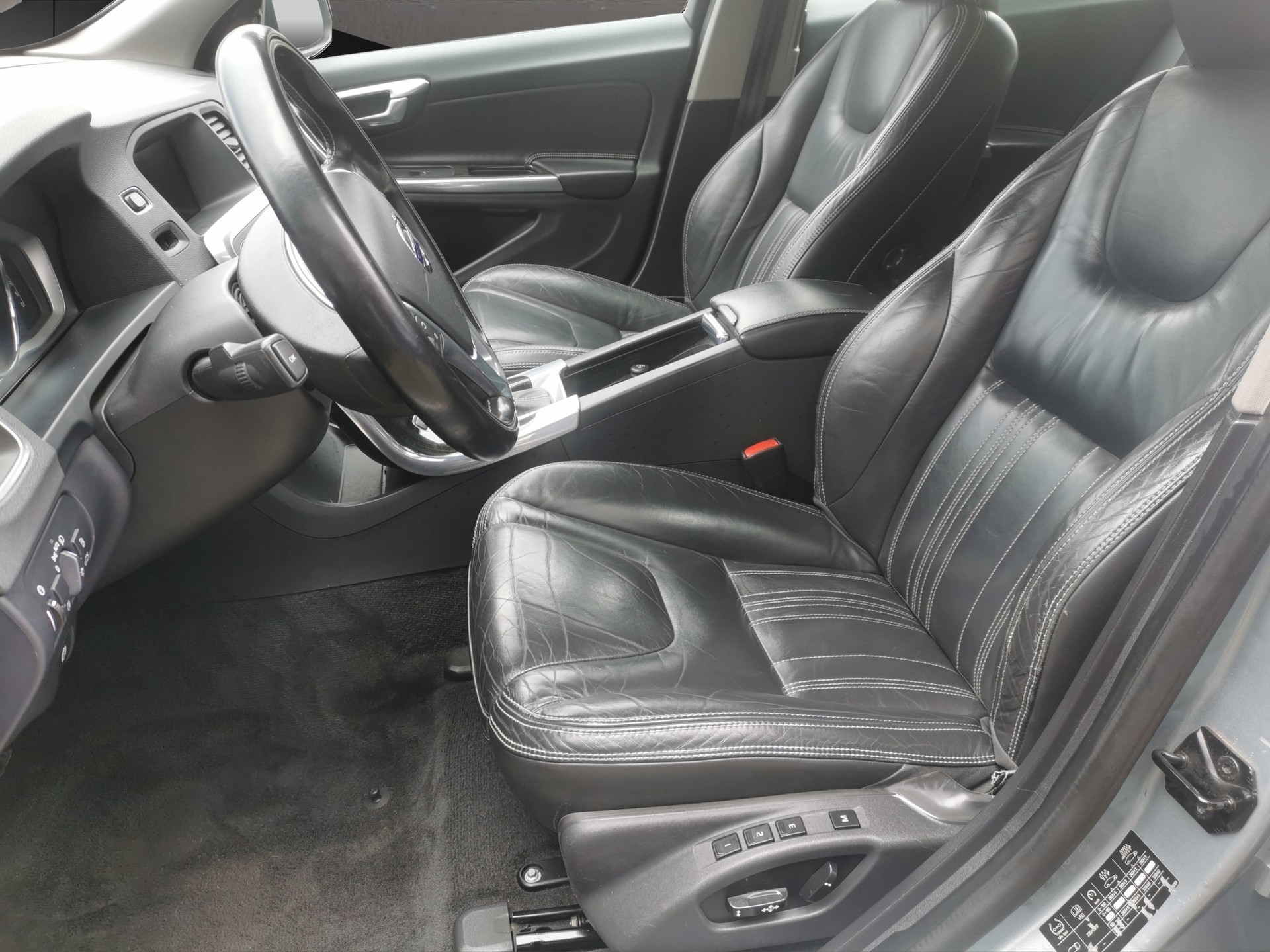 VOLVO V60 D6 AWD Plug-in Hybrid Summum Geartronic-image-8