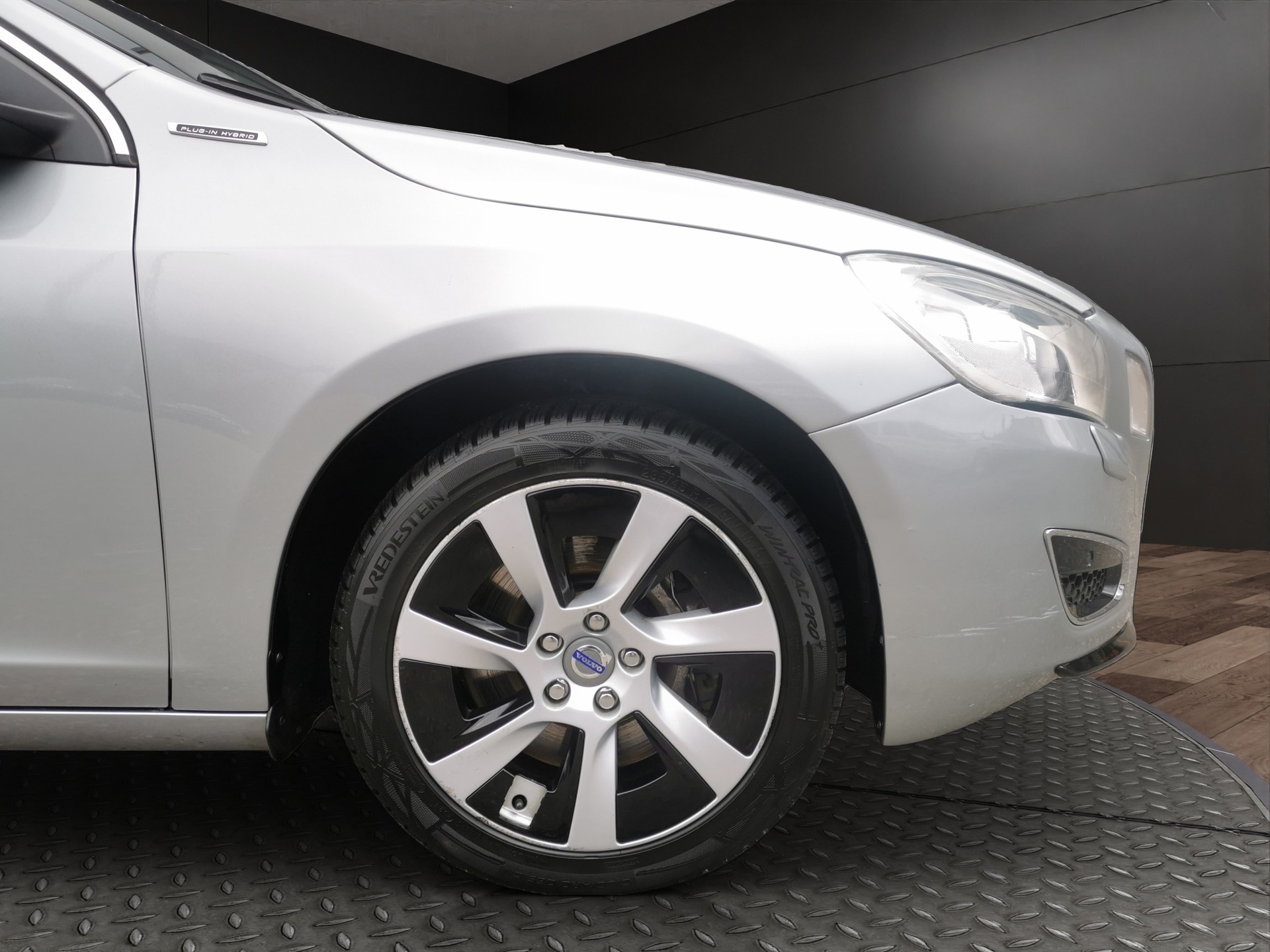 VOLVO V60 D6 AWD Plug-in Hybrid Summum Geartronic-image-2