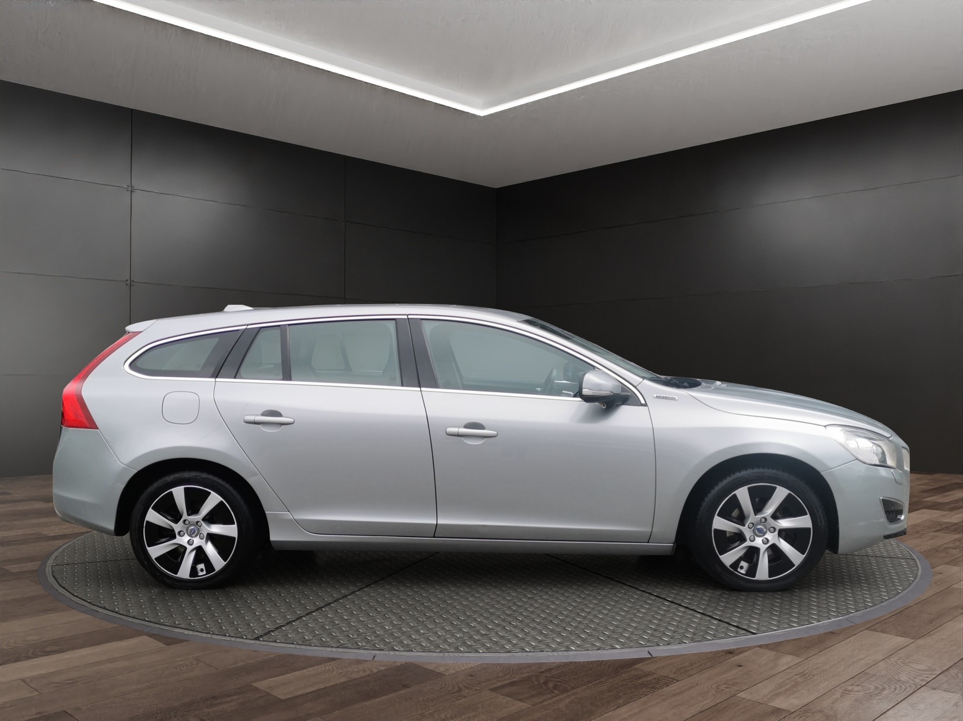 VOLVO V60 D6 AWD Plug-in Hybrid Summum Geartronic-image-1