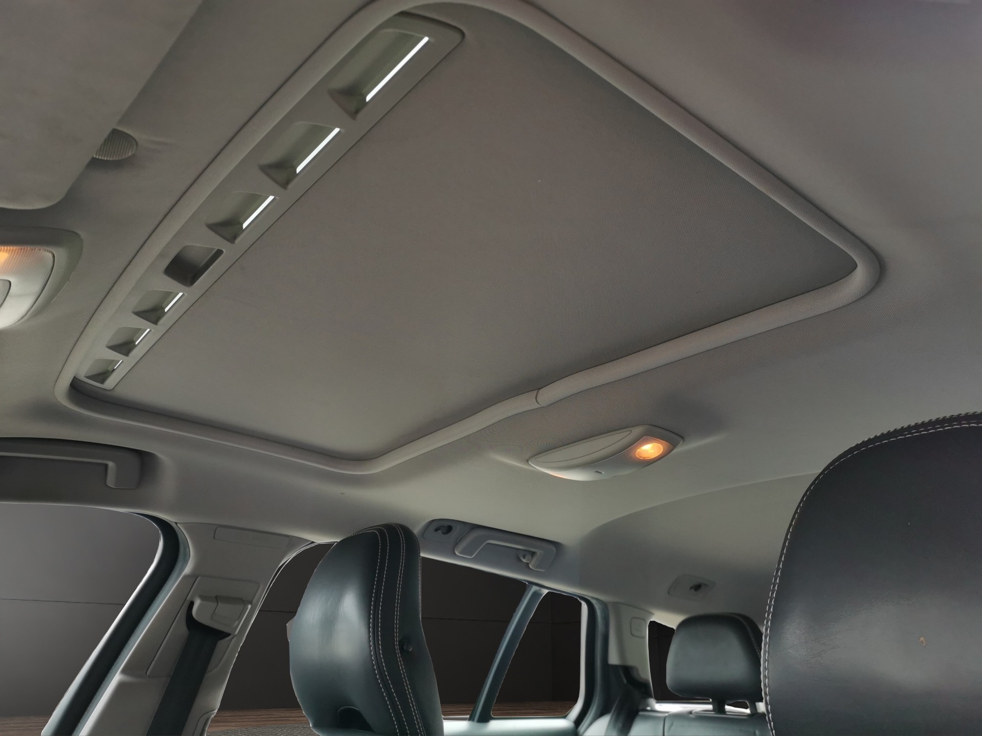 VOLVO V60 D6 AWD Plug-in Hybrid Summum Geartronic-image-14