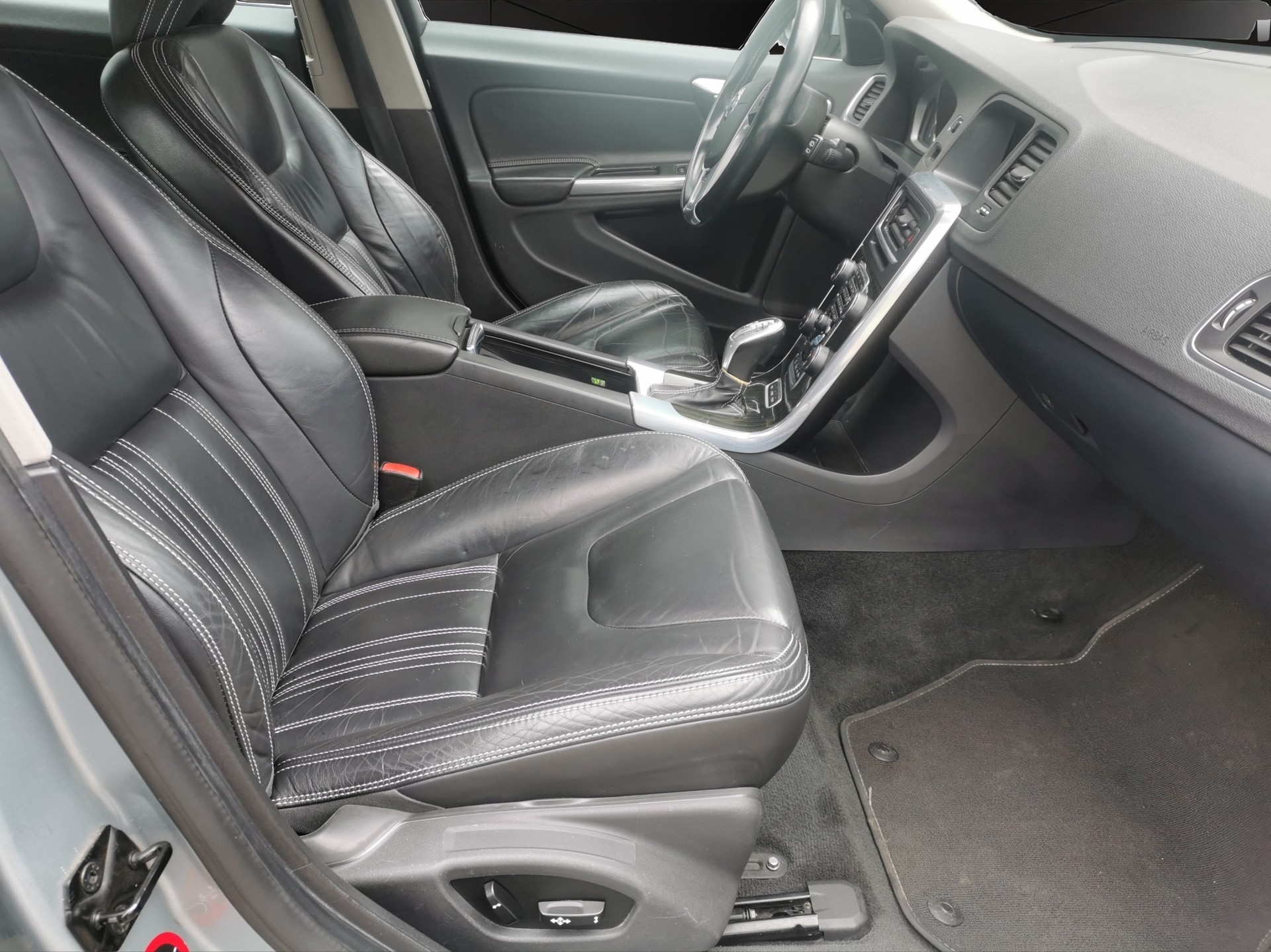 VOLVO V60 D6 AWD Plug-in Hybrid Summum Geartronic-image-12