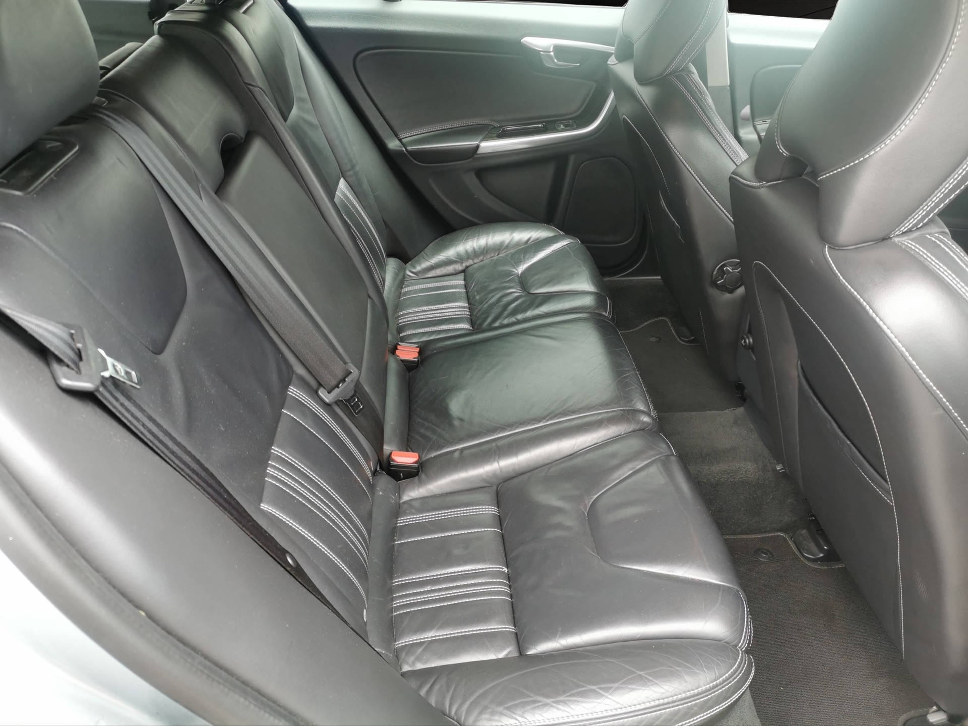 VOLVO V60 D6 AWD Plug-in Hybrid Summum Geartronic-image-11
