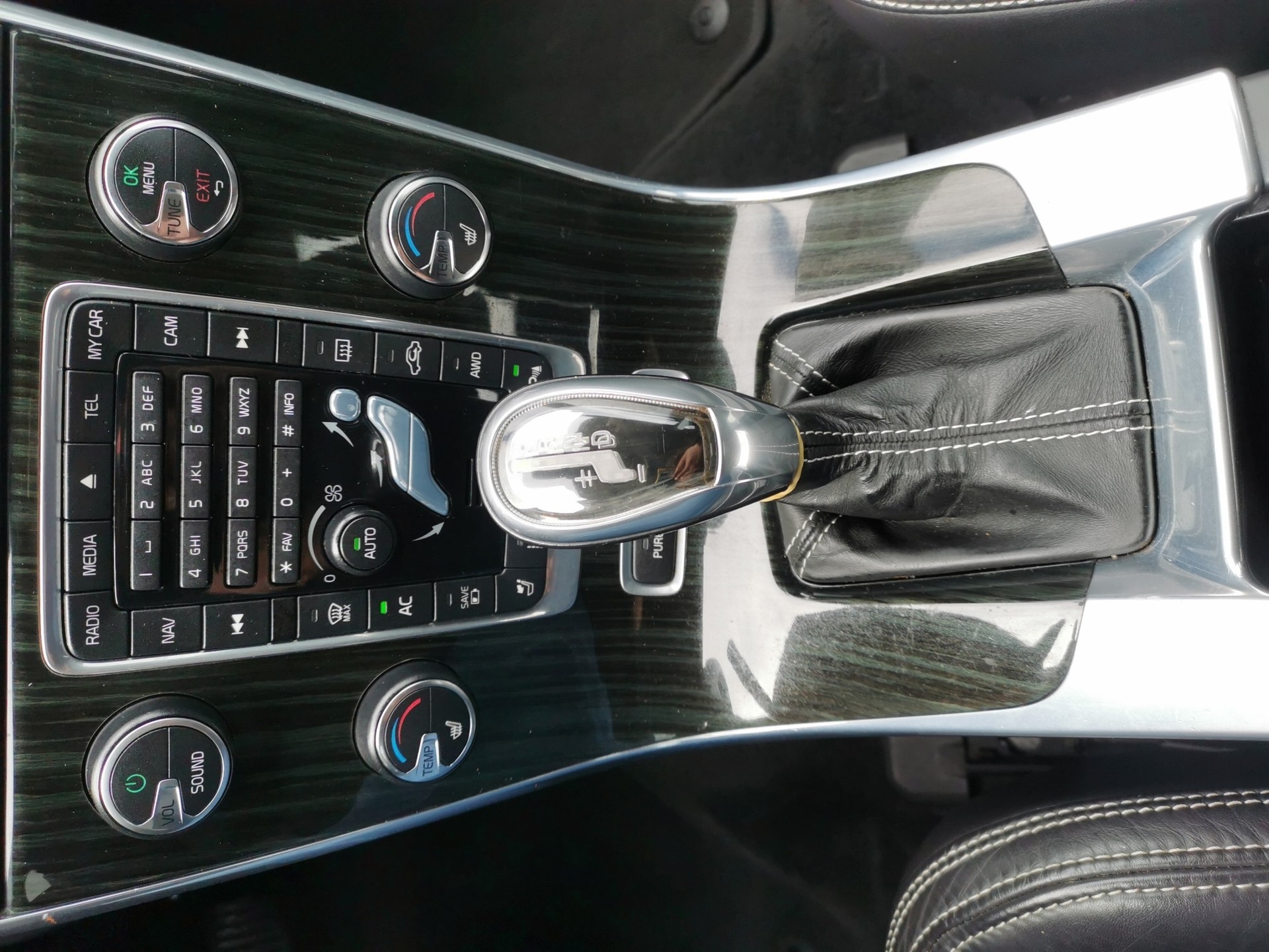 VOLVO V60 D6 AWD Plug-in Hybrid Summum Geartronic-image-19