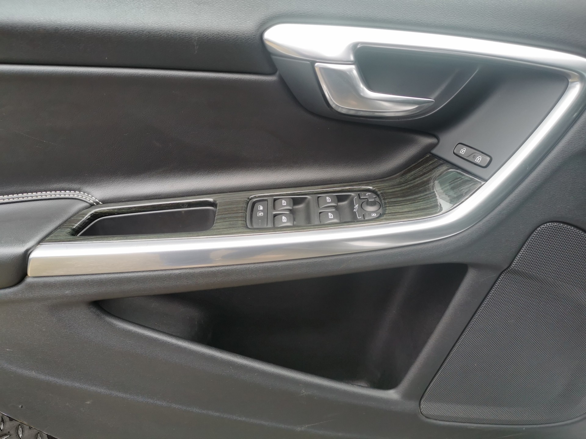 VOLVO V60 D6 AWD Plug-in Hybrid Summum Geartronic-image-18