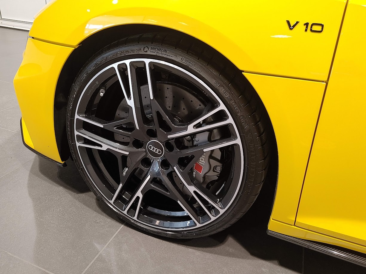 AUDI R8 Spyder RWD S-Tronic-image-2