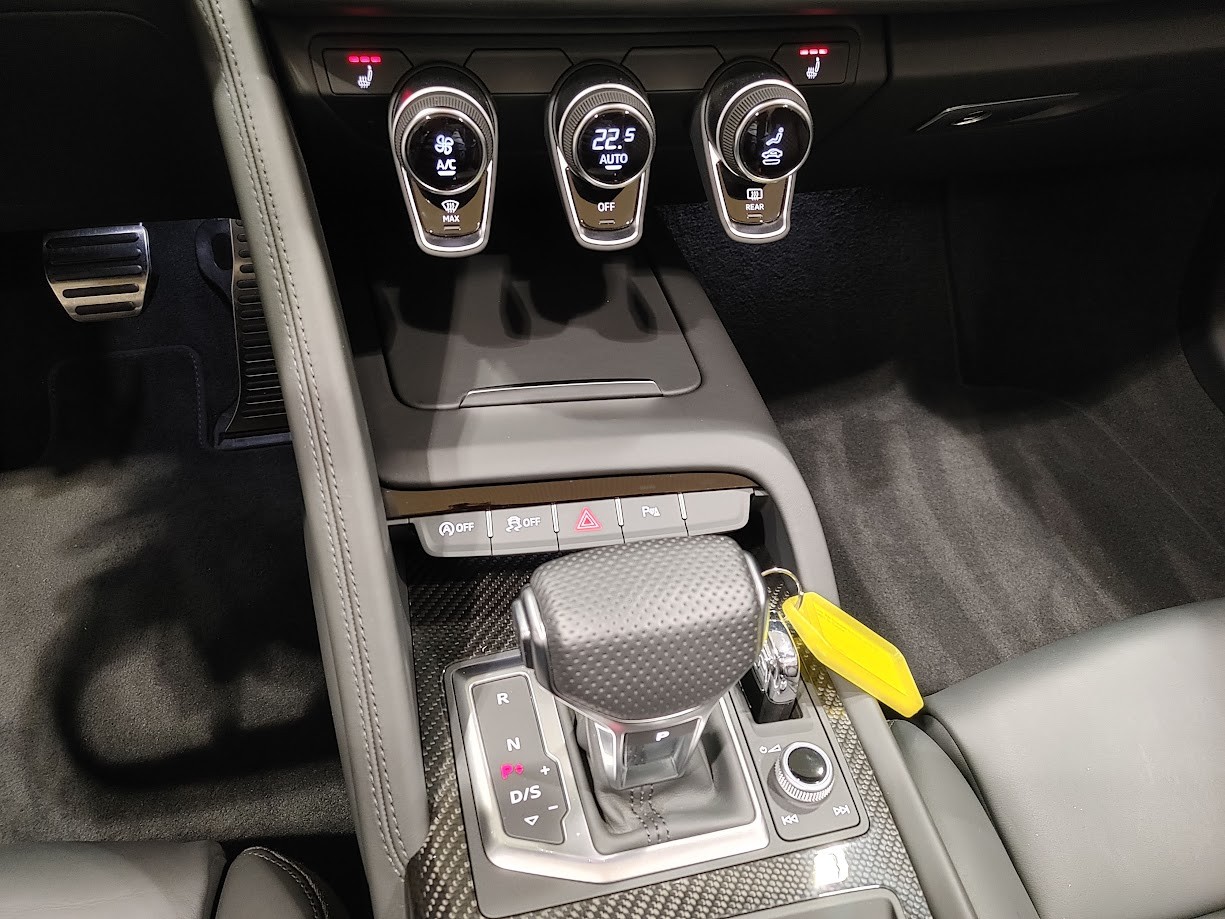 AUDI R8 Spyder RWD S-Tronic-image-10