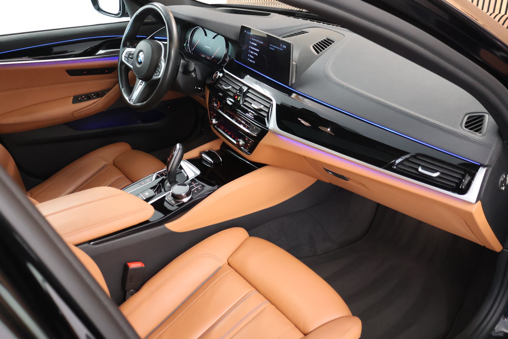 BMW M550i xDrive Steptronic-image-13