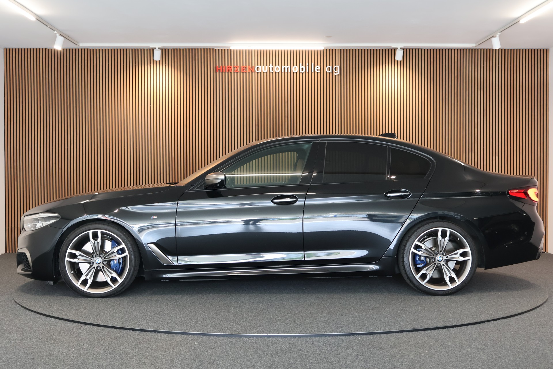BMW M550i xDrive Steptronic-image-1