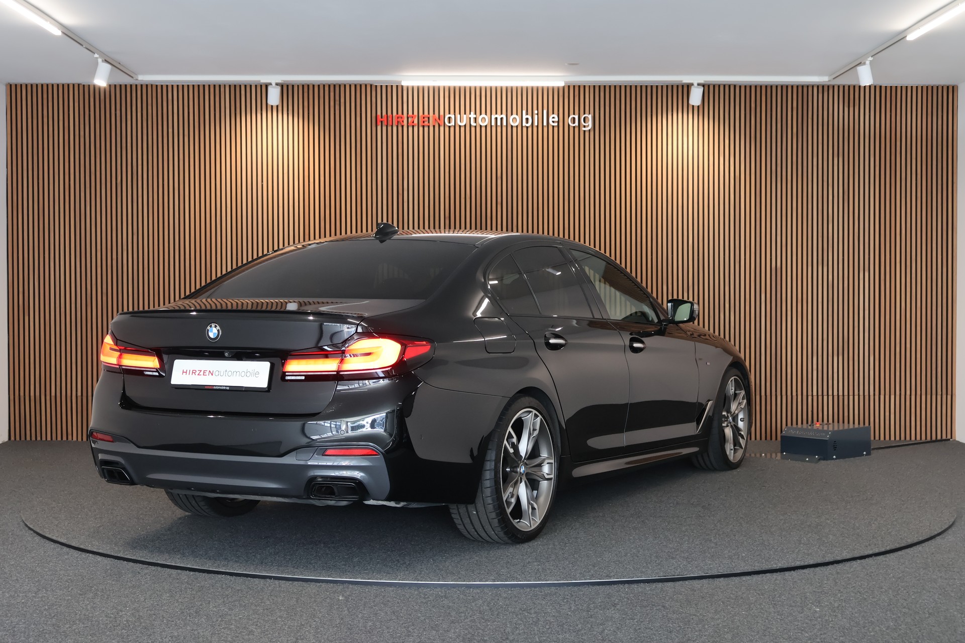 BMW M550i xDrive Steptronic-image-4
