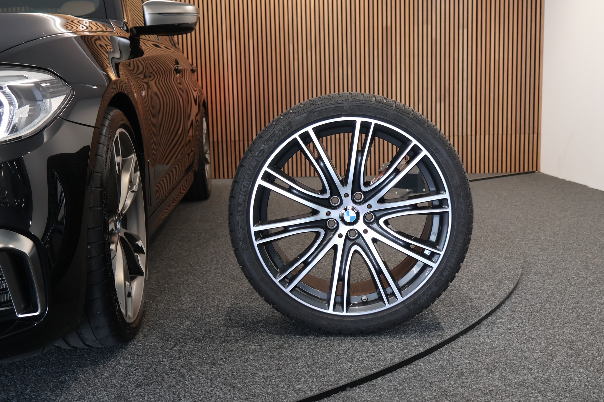 BMW M550i xDrive Steptronic-image-30