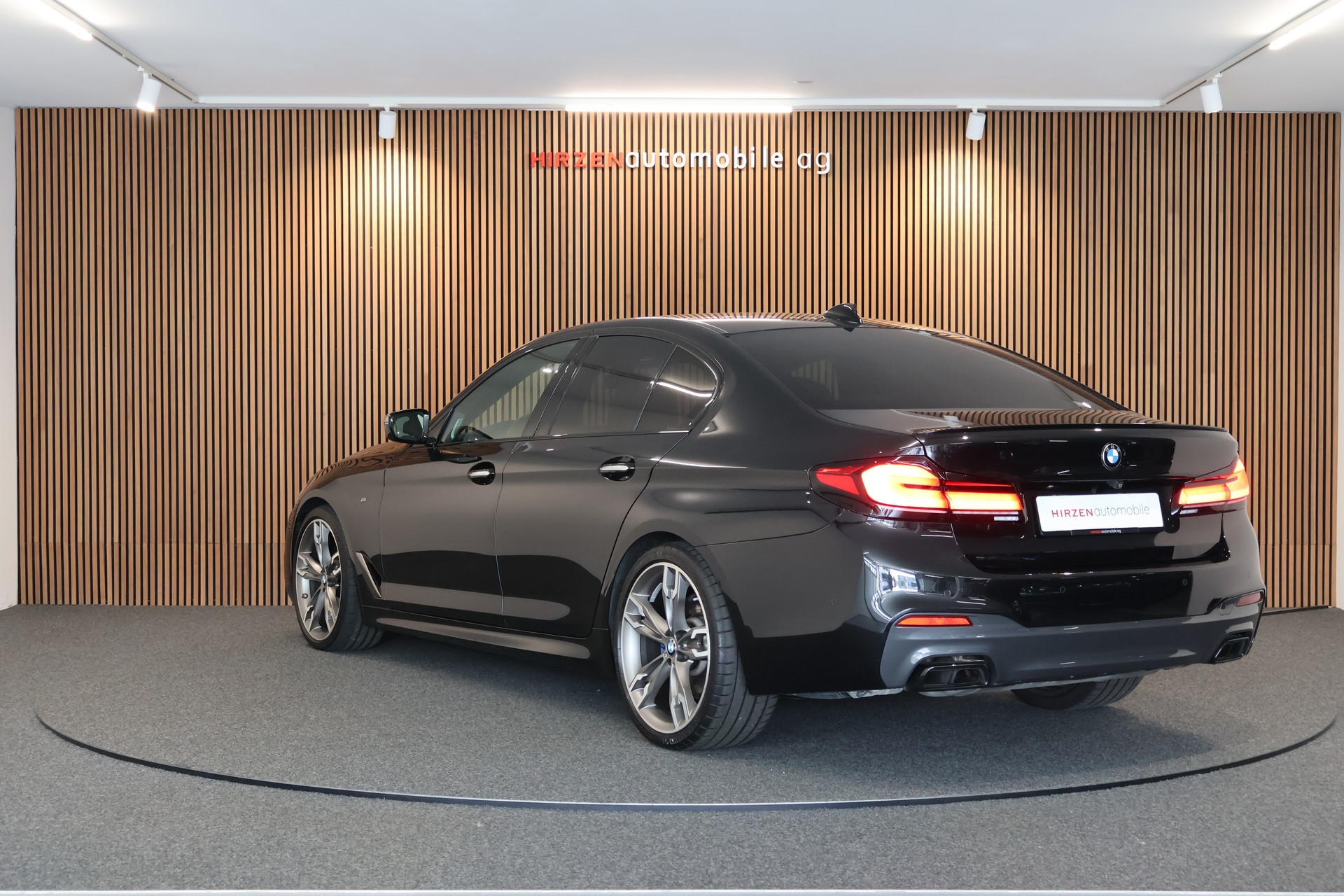 BMW M550i xDrive Steptronic-image-2