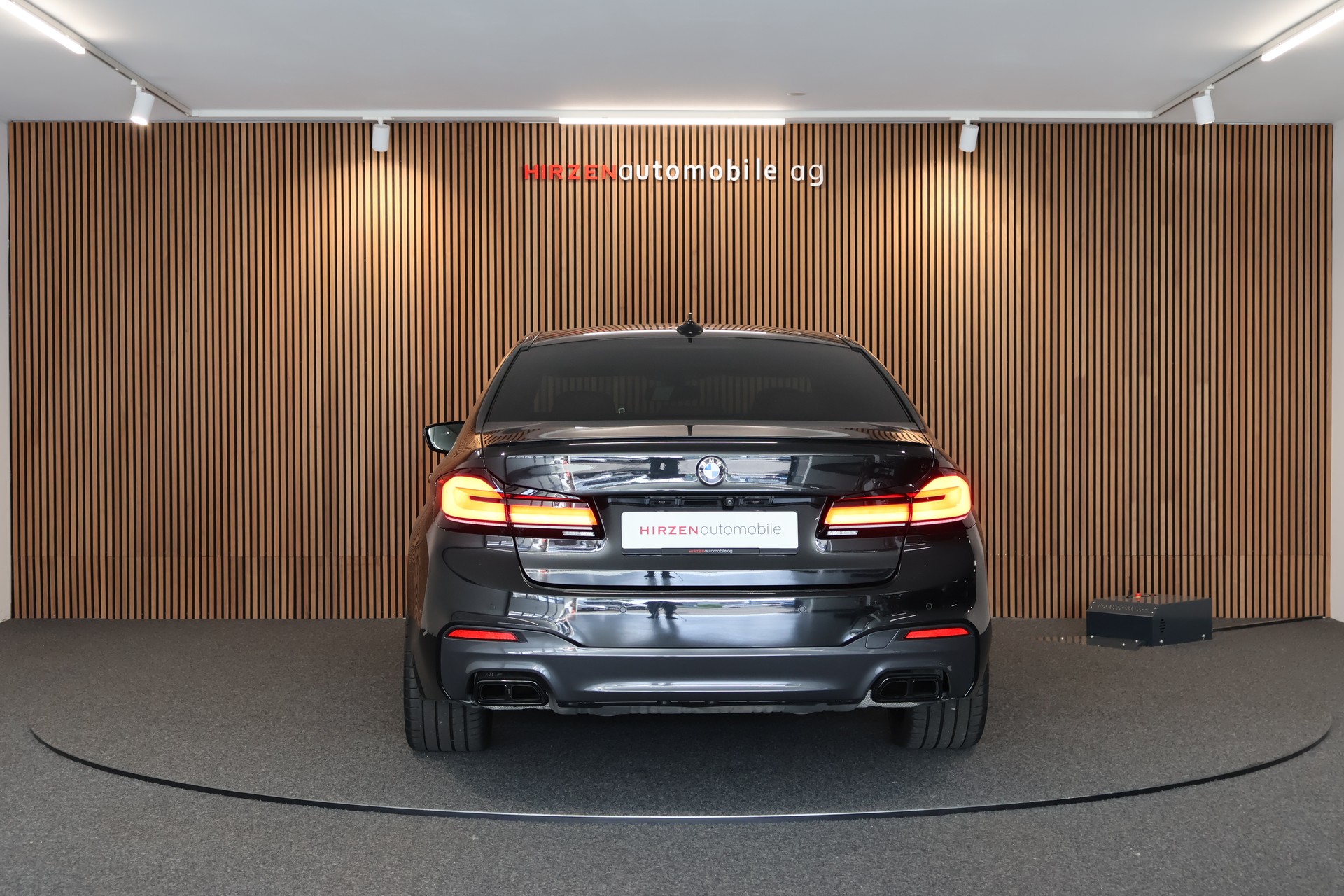 BMW M550i xDrive Steptronic-image-3