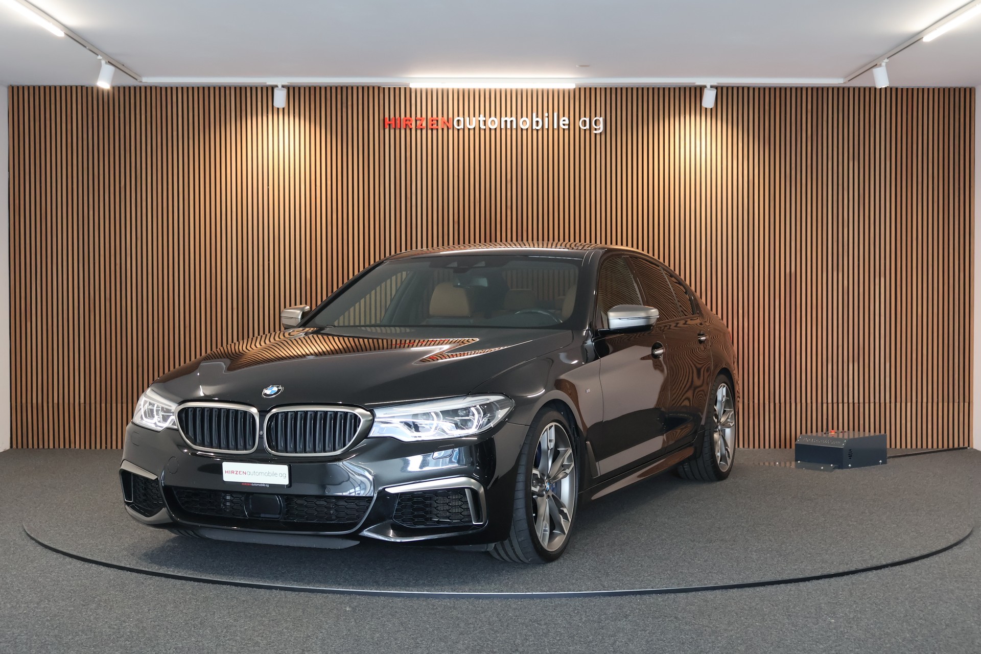 BMW M550i xDrive Steptronic-image-0