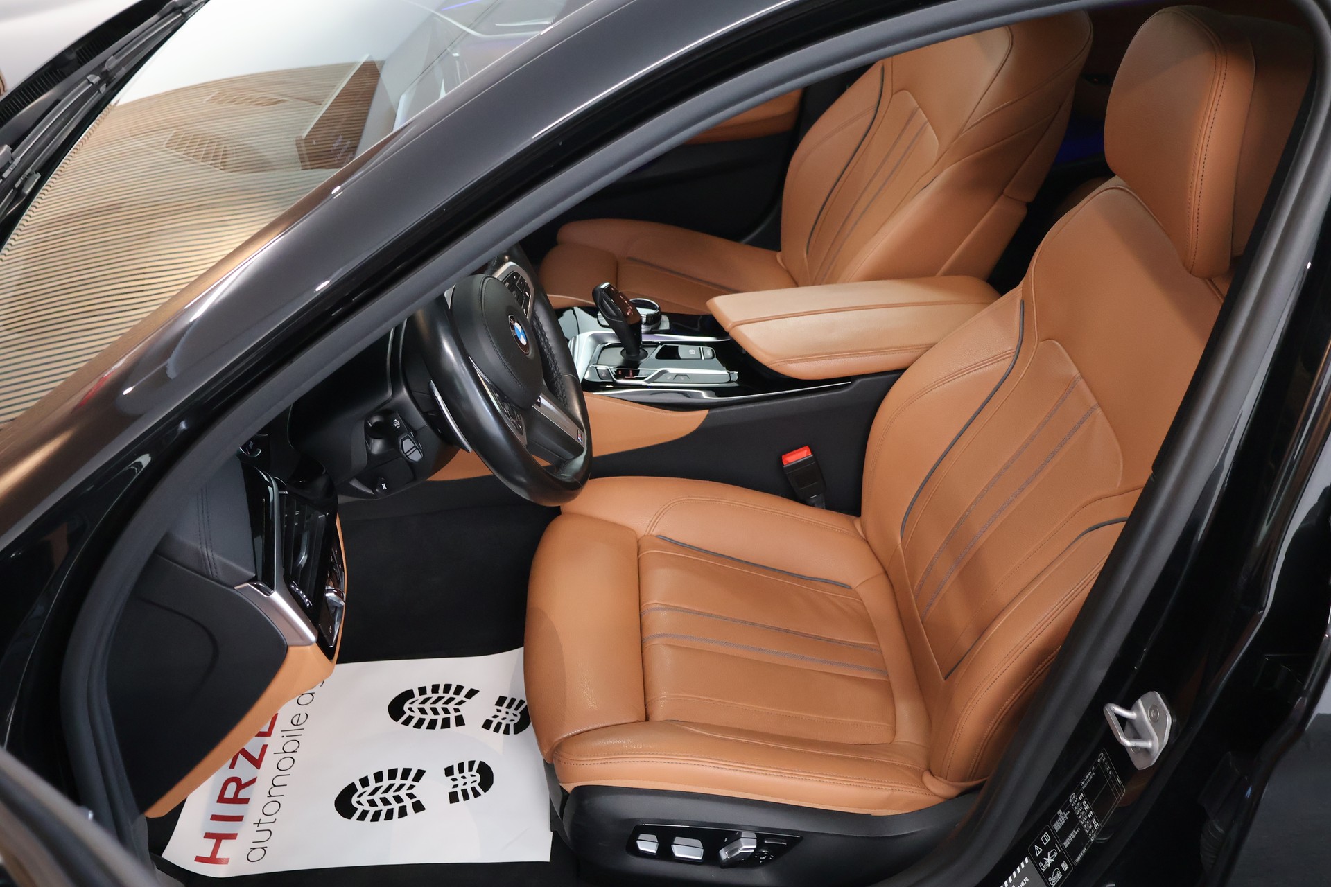 BMW M550i xDrive Steptronic-image-10
