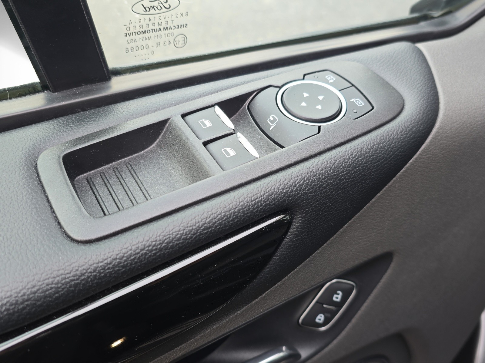 FORD Tourneo Custom 320 L1H1 Titanium PHEV 8-Sitzer-image-29