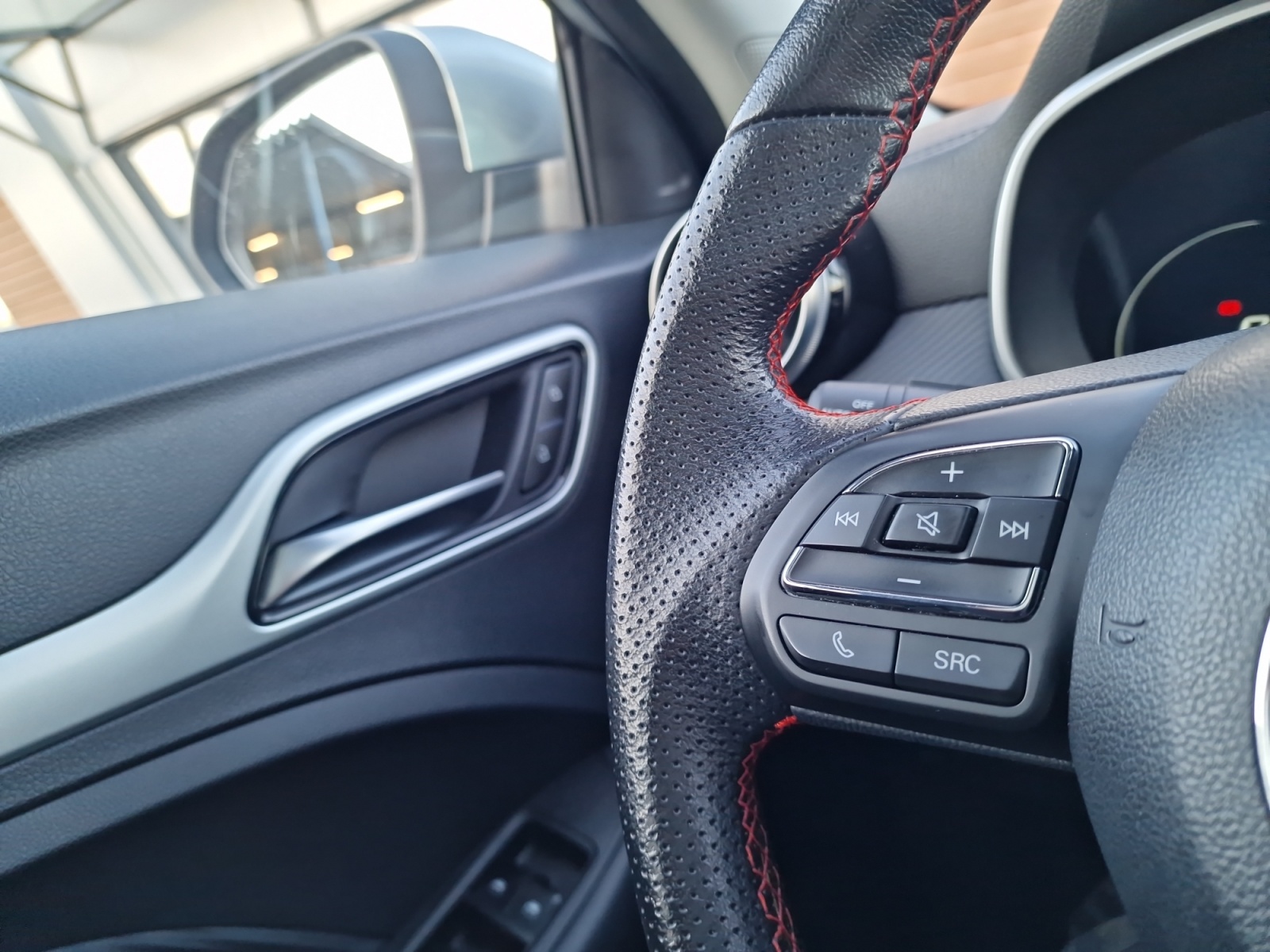 MG ZS EV 70kWh Luxury AHK Panorama Reichweite 440 km-image-16