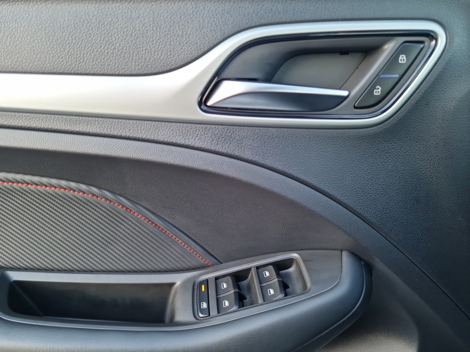 MG ZS EV 70kWh Luxury AHK Panorama Reichweite 440 km-image-14
