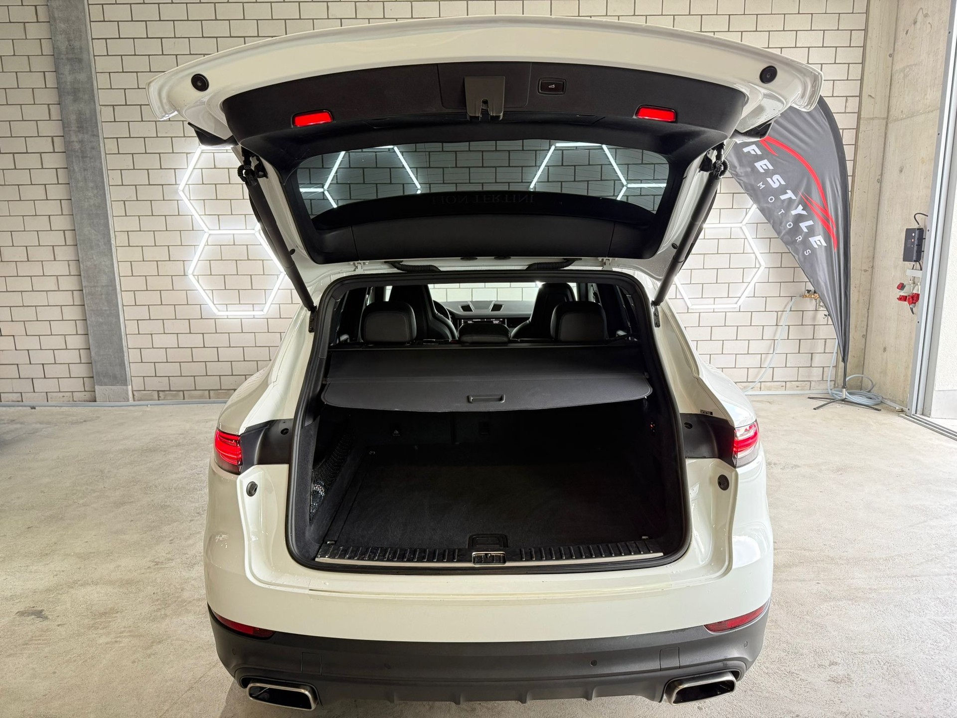 PORSCHE Cayenne-image-12