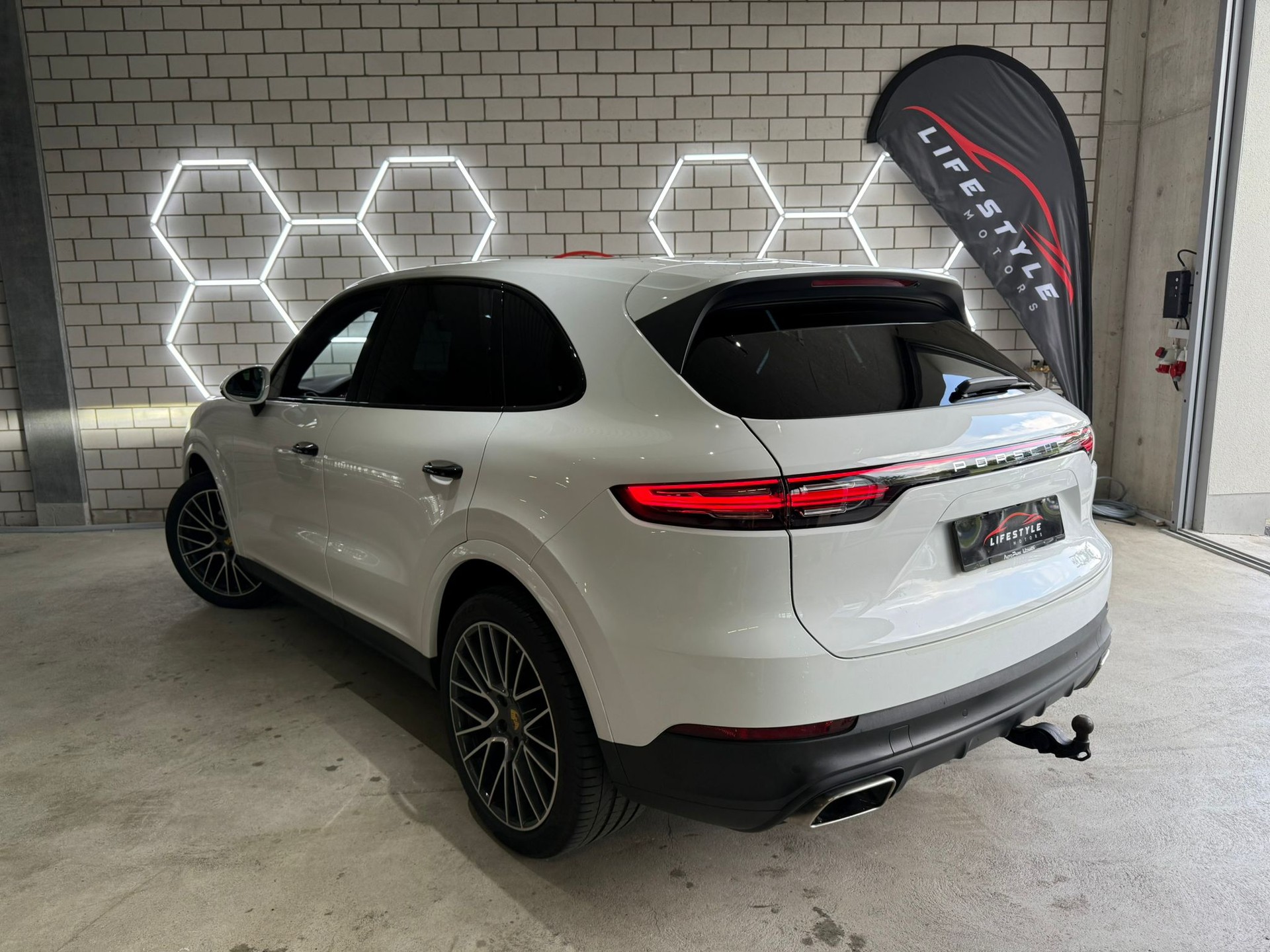 PORSCHE Cayenne-image-2
