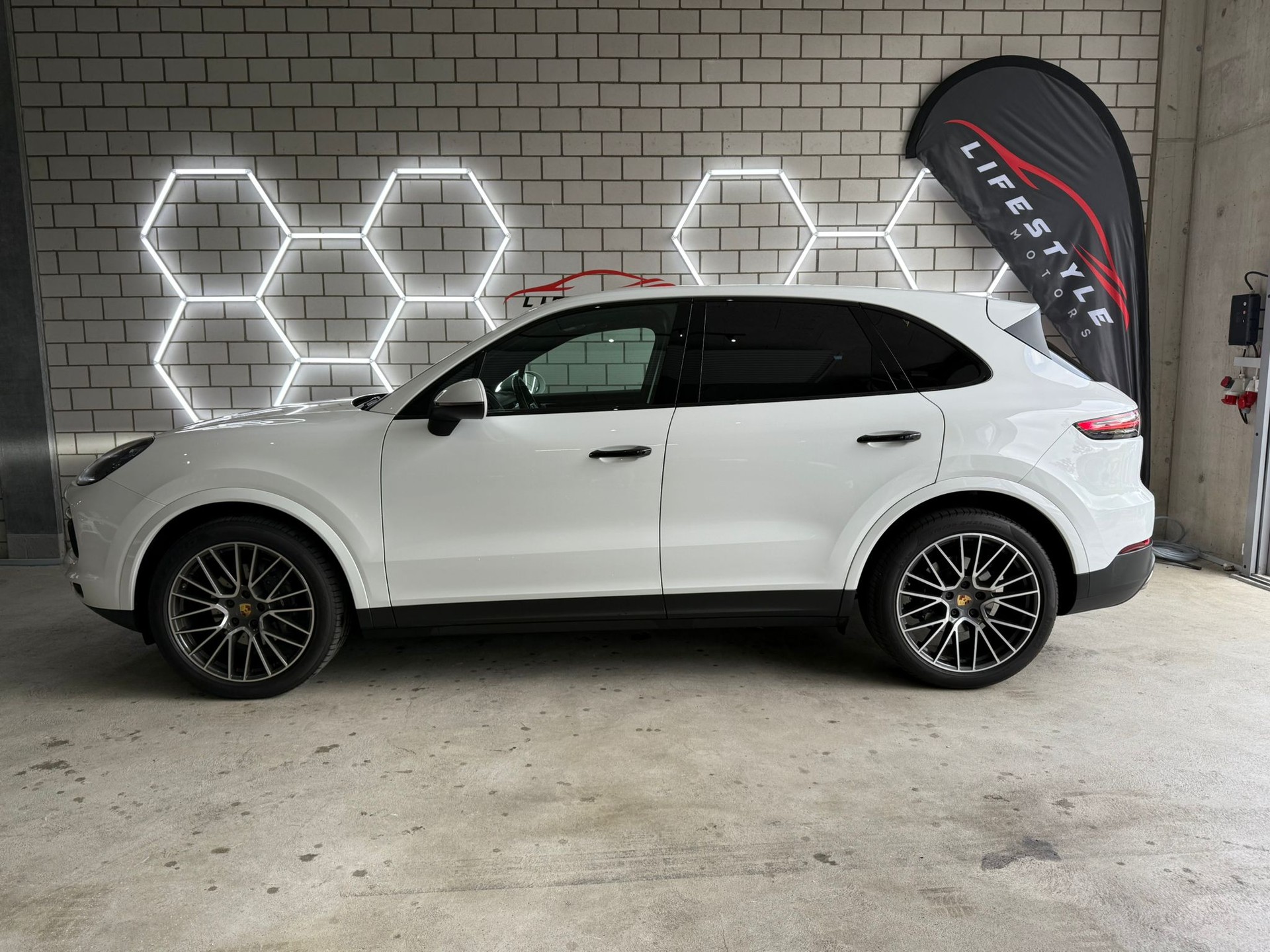 PORSCHE Cayenne-image-1