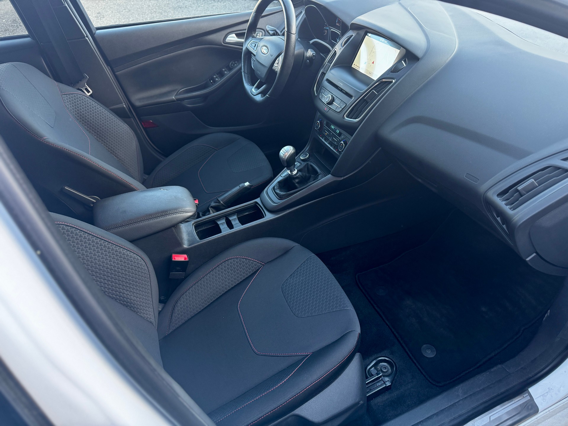 FORD Focus 1.0 SCTi ST Line-image-14