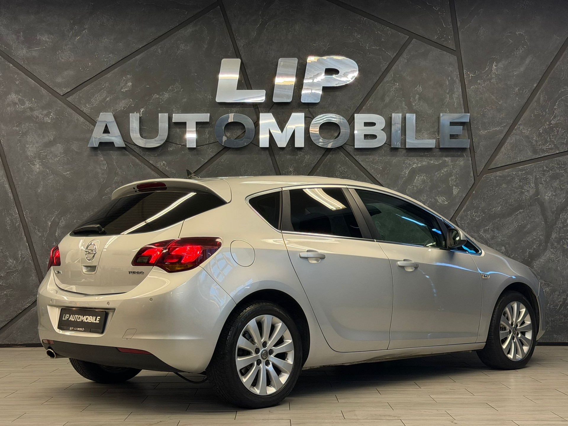 OPEL Astra 1.6i 16V Turbo Cosmo Automatic-image-5