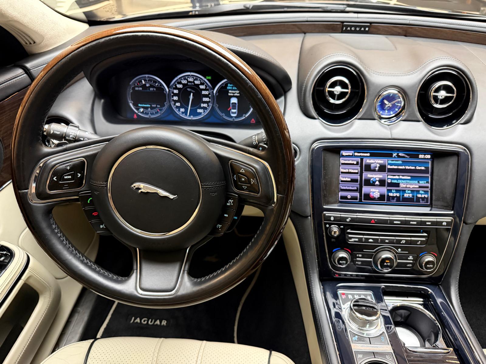 JAGUAR XJ 3.0 V6 S/C Premium Luxury AWD-image-11