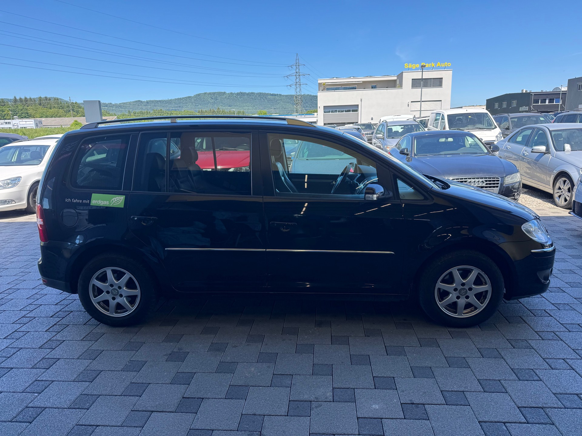 VW Touran 2.0 EcoFuel Highline-image-3