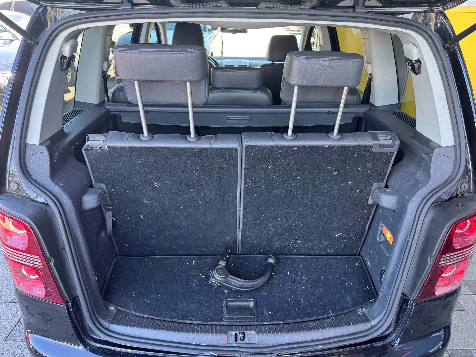 VW Touran 2.0 EcoFuel Highline-image-11