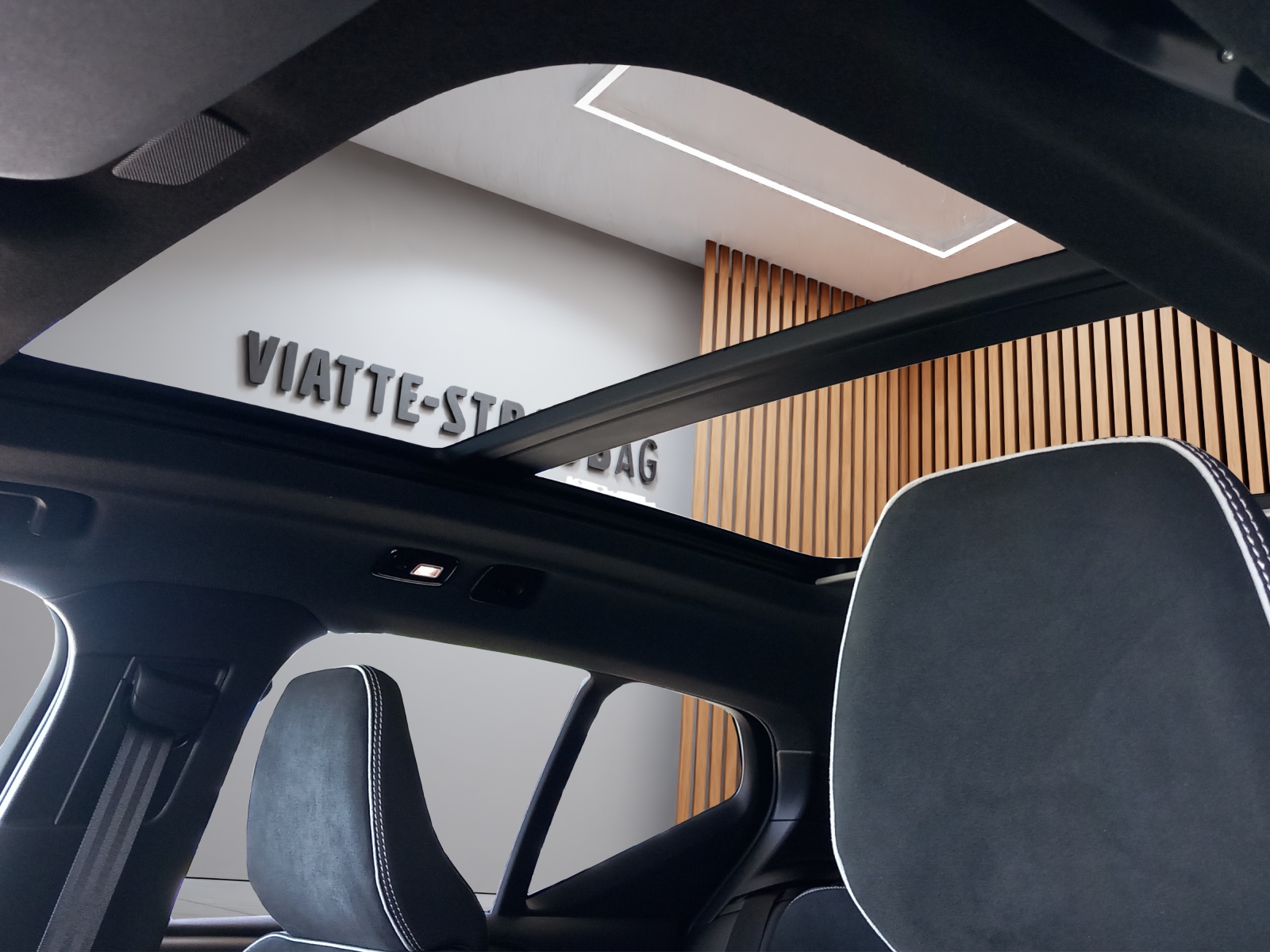 VOLVO XC40 2.0 B4 MH Black Edition-image-18