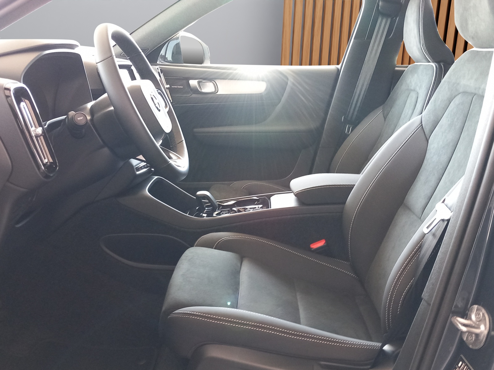 VOLVO XC40 2.0 B4 MH Black Edition-image-9
