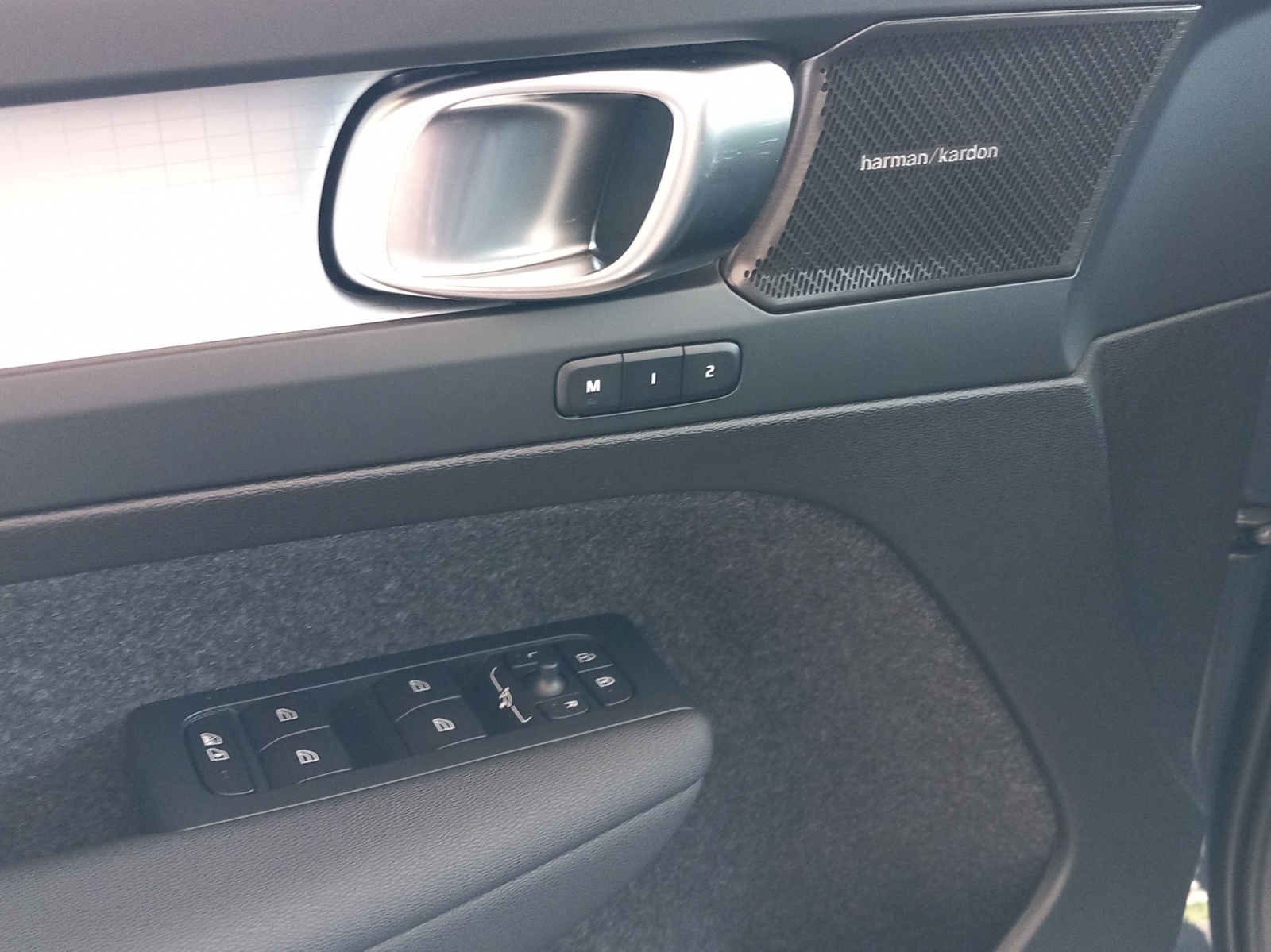 VOLVO XC40 2.0 B4 MH Black Edition-image-17