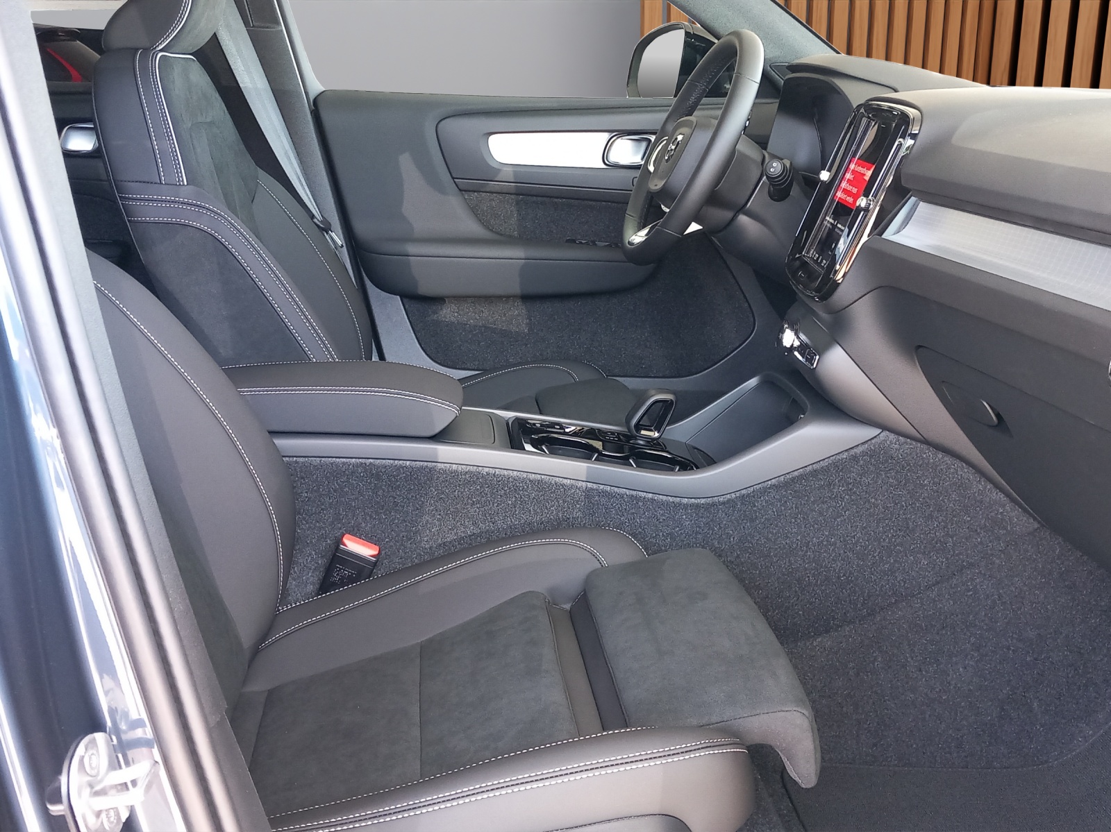 VOLVO XC40 2.0 B4 MH Black Edition-image-10