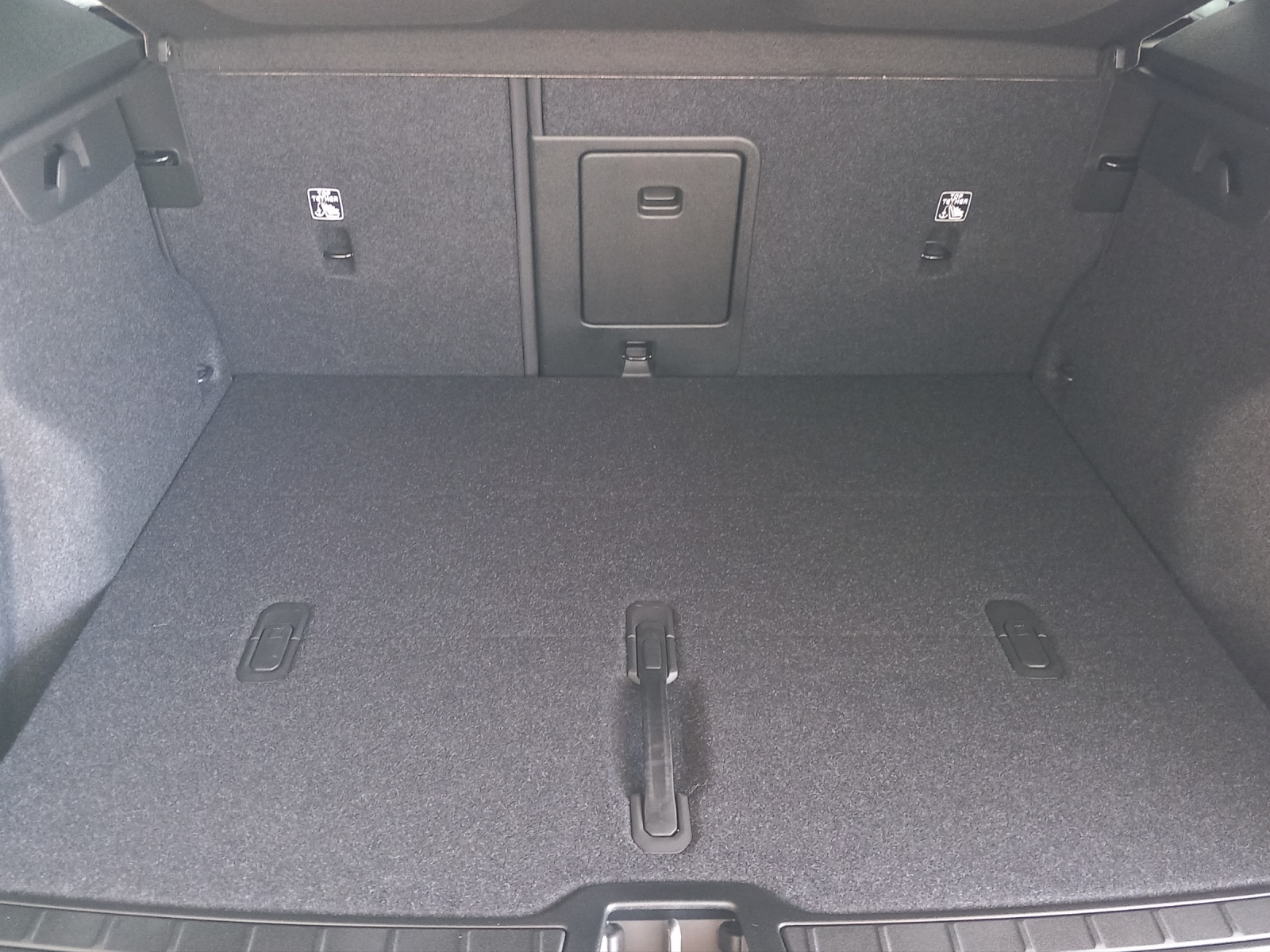 VOLVO XC40 2.0 B4 MH Black Edition-image-24