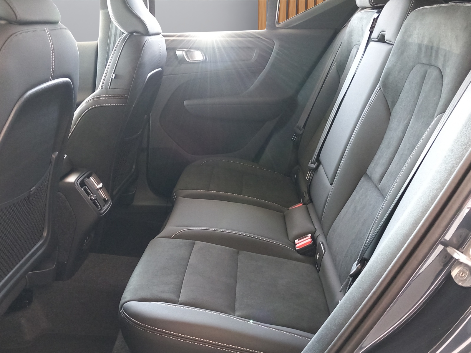 VOLVO XC40 2.0 B4 MH Black Edition-image-8