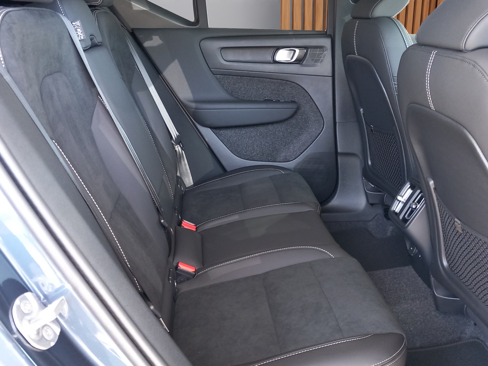 VOLVO XC40 2.0 B4 MH Black Edition-image-11