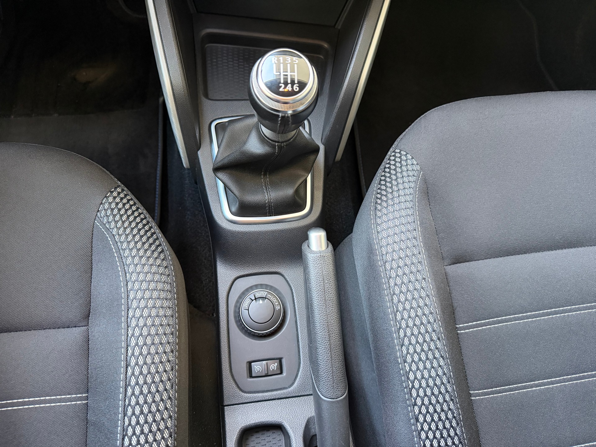 DACIA Duster dCi 115 Celebration 4x4-image-13