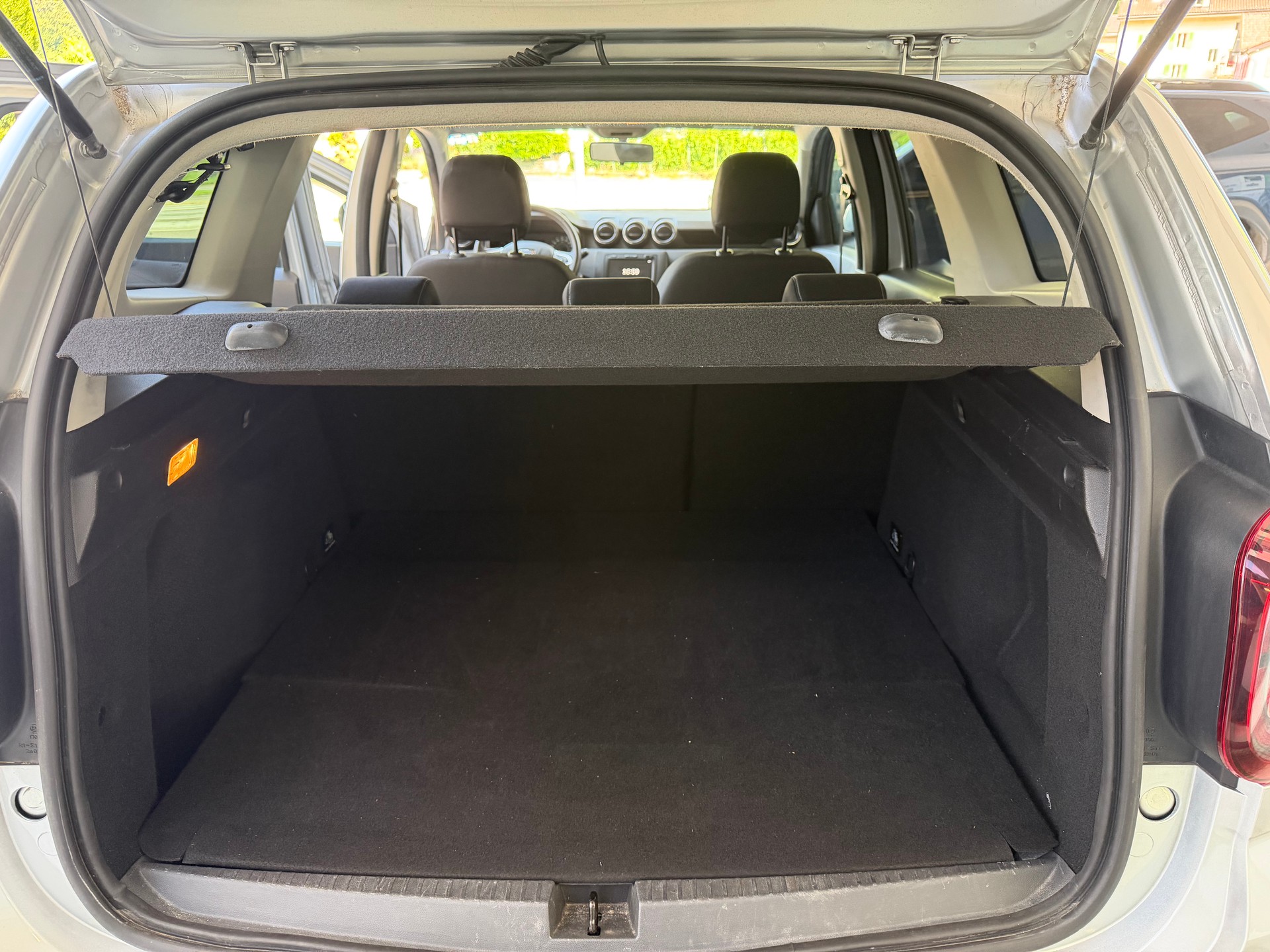 DACIA Duster dCi 115 Celebration 4x4-image-8