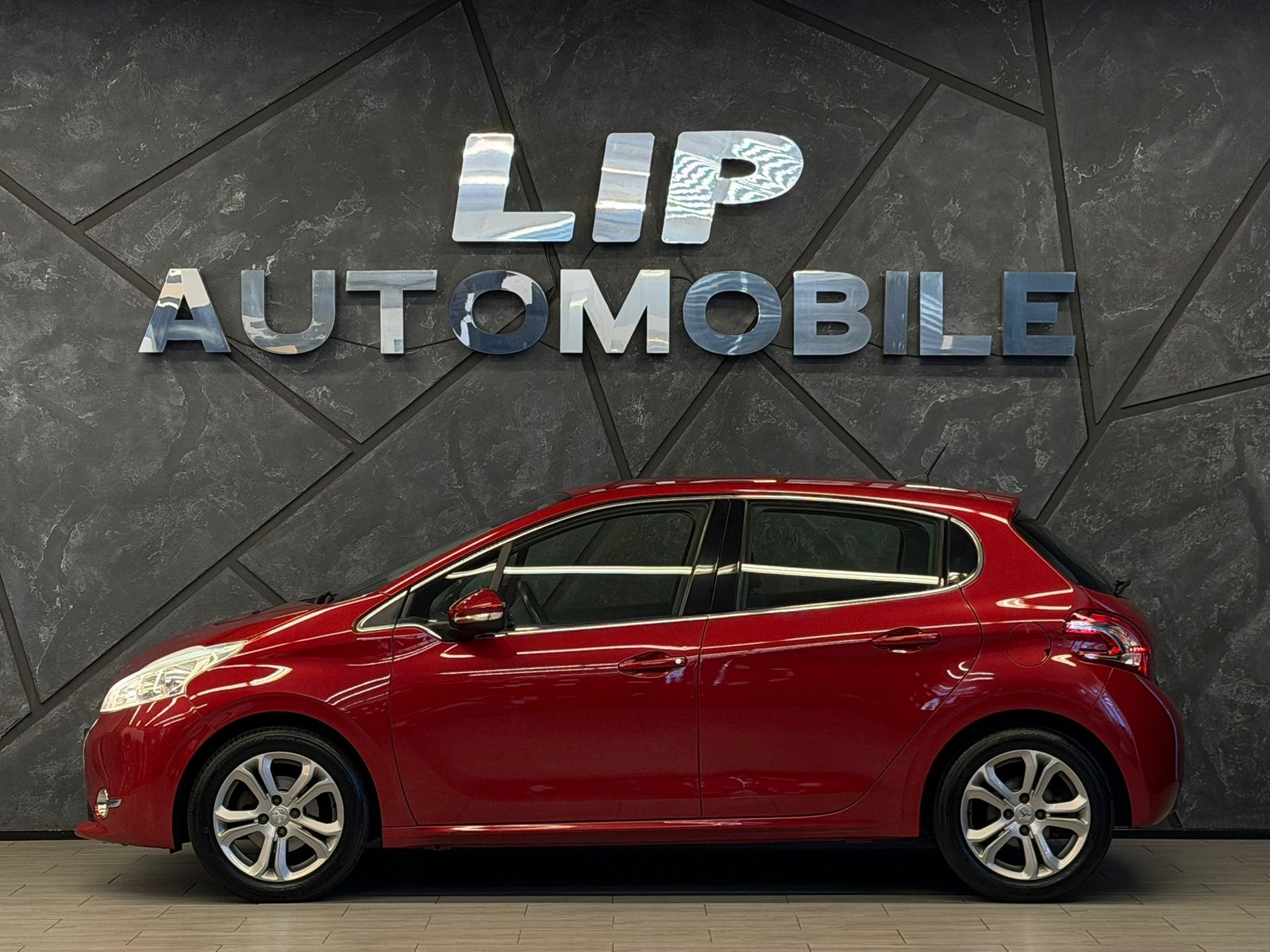 PEUGEOT 208 1.2 THP Allure-image-4