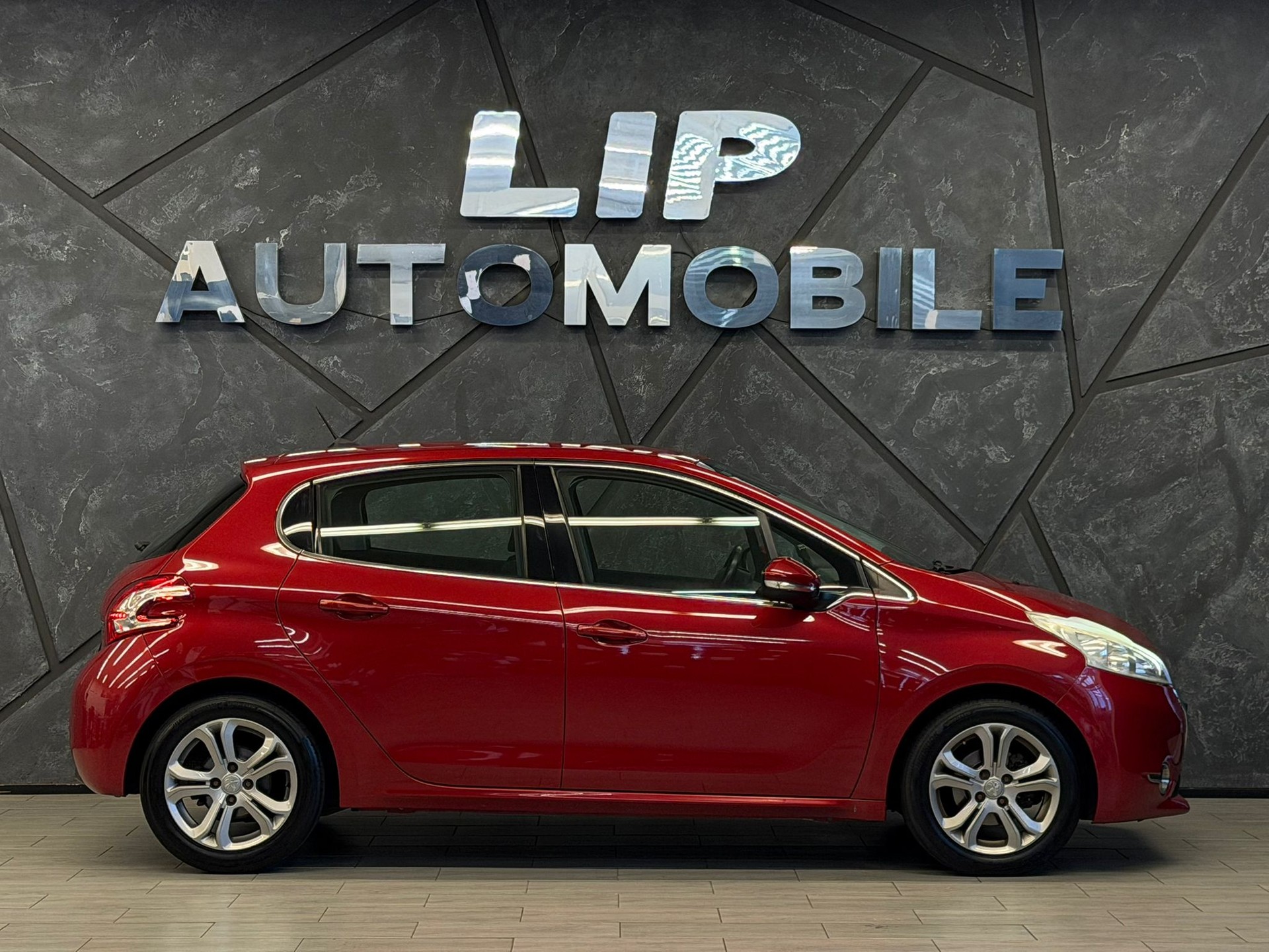 PEUGEOT 208 1.2 THP Allure-image-3