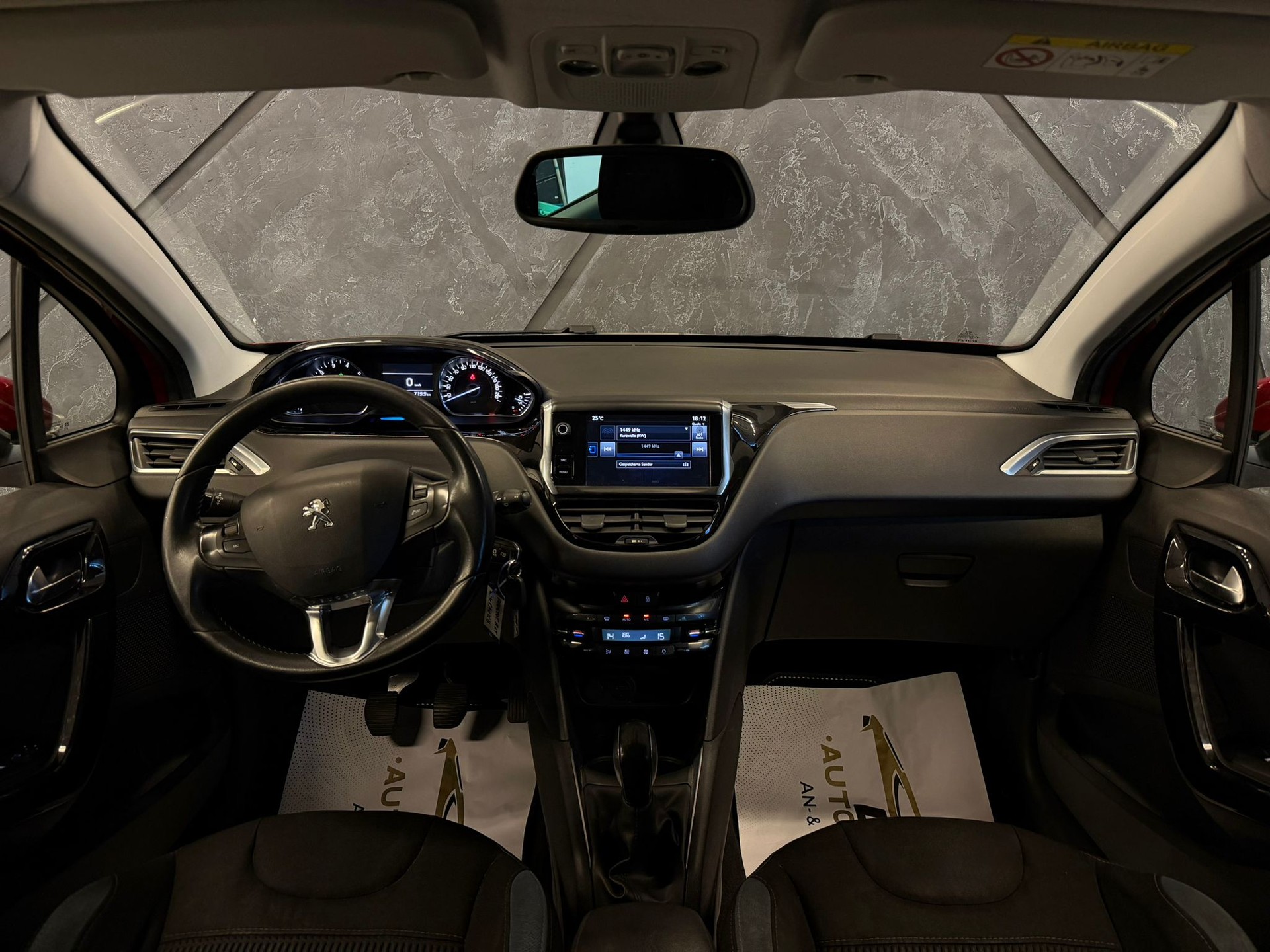 PEUGEOT 208 1.2 THP Allure-image-8