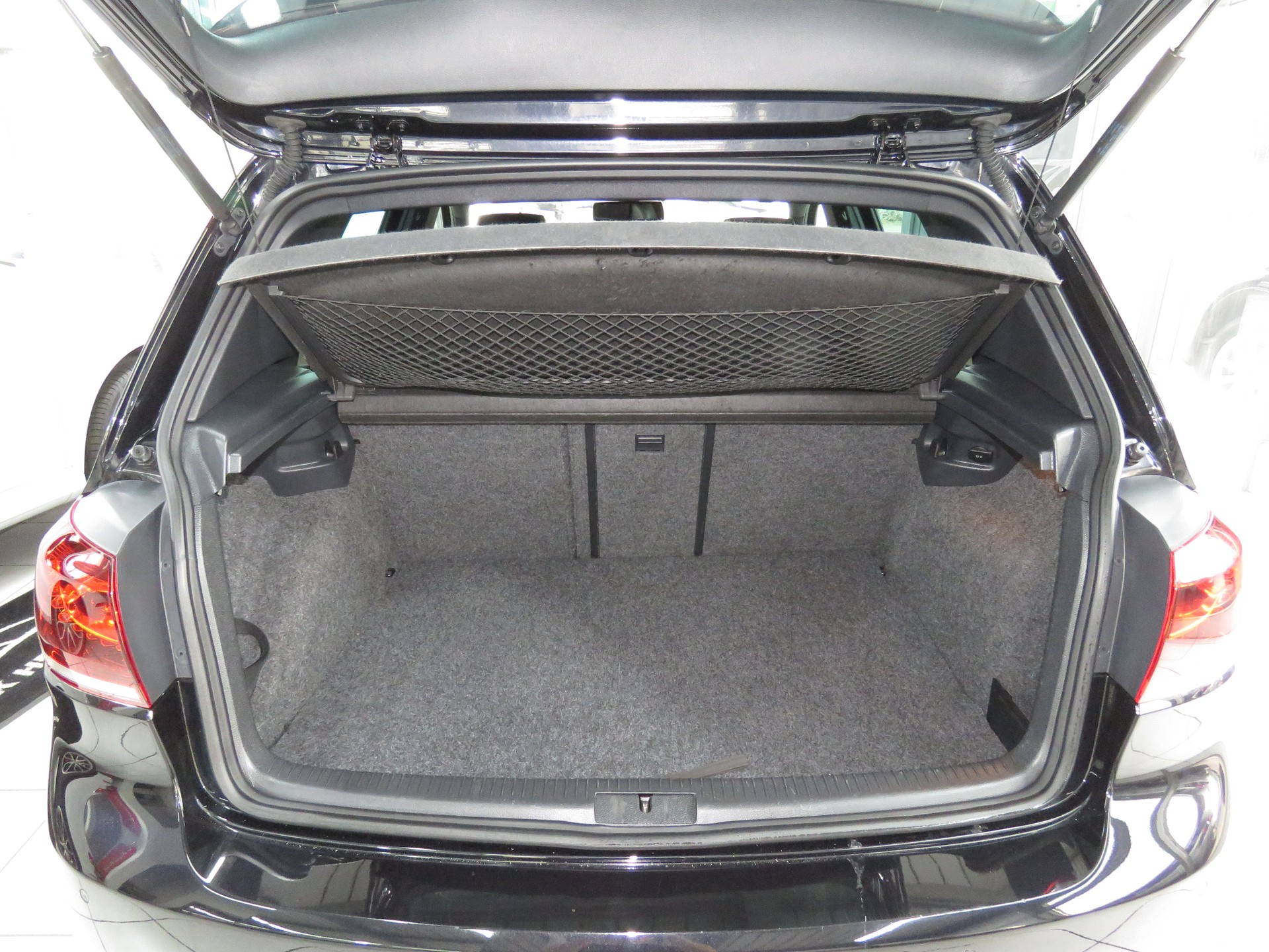 VW Golf 2.0 TSI R 4Motion-image-11