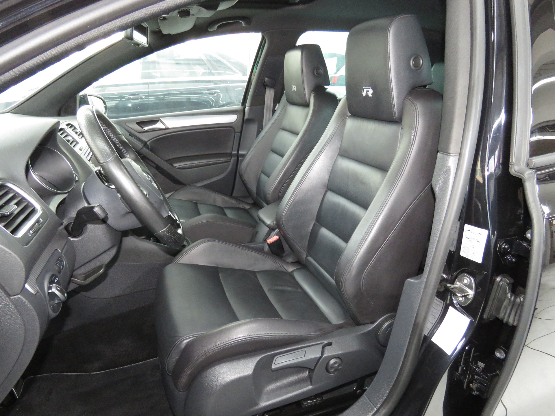 VW Golf 2.0 TSI R 4Motion-image-7