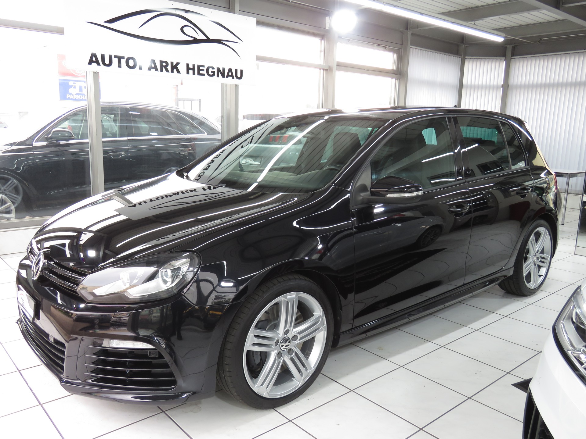 VW Golf 2.0 TSI R 4Motion-image-0
