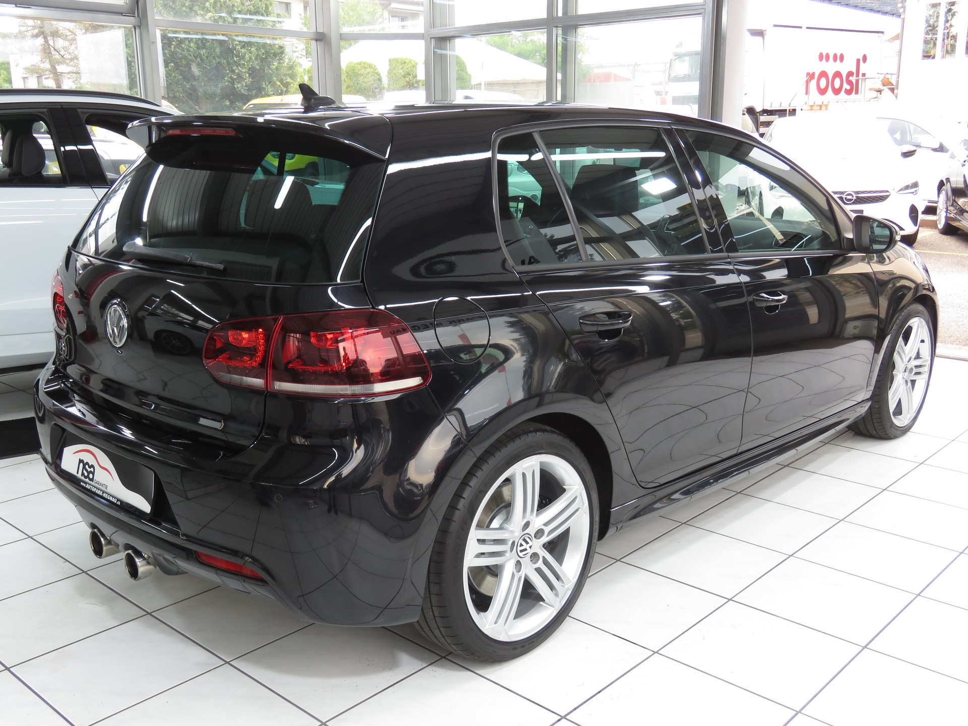 VW Golf 2.0 TSI R 4Motion-image-3