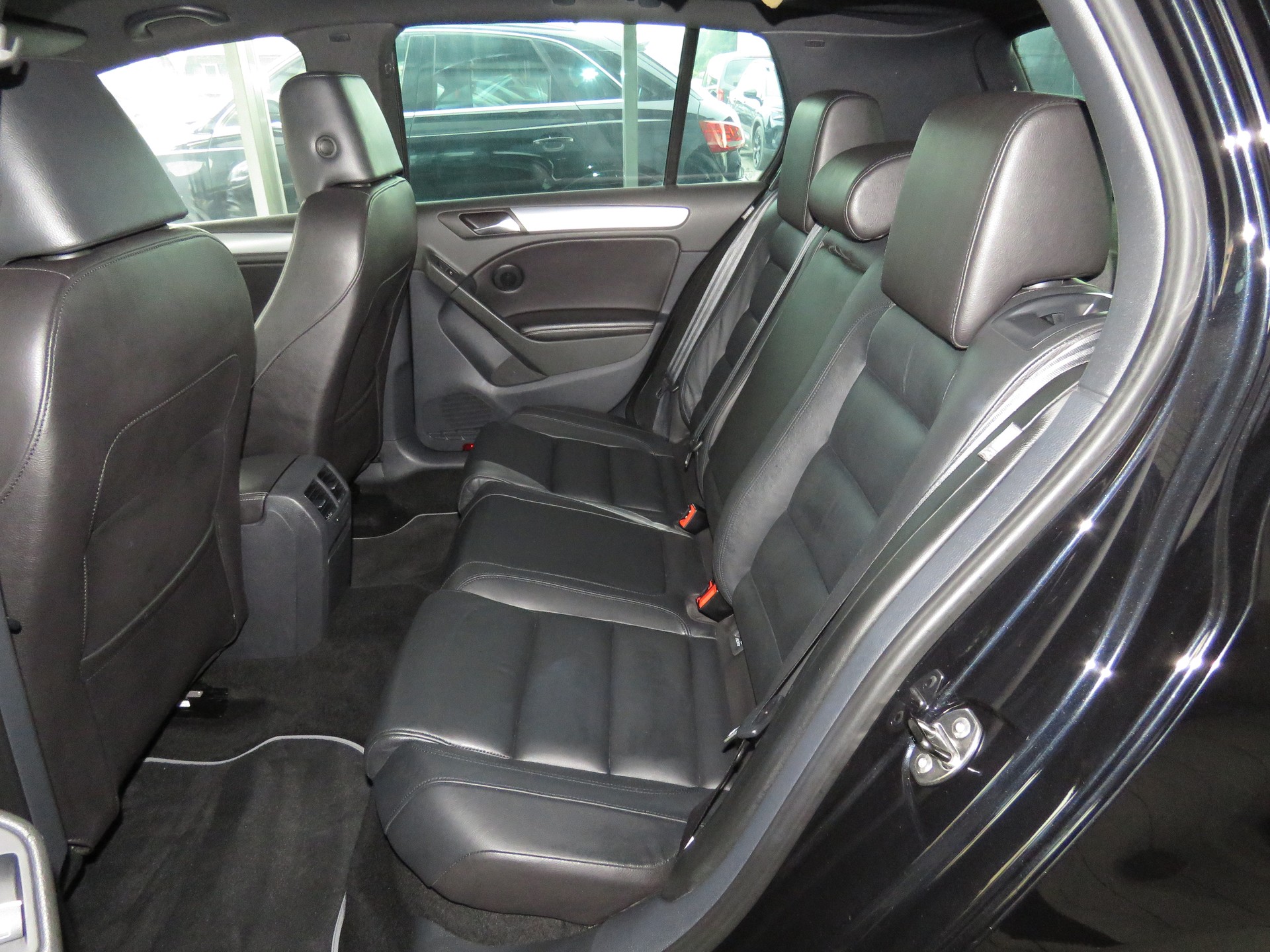 VW Golf 2.0 TSI R 4Motion-image-8